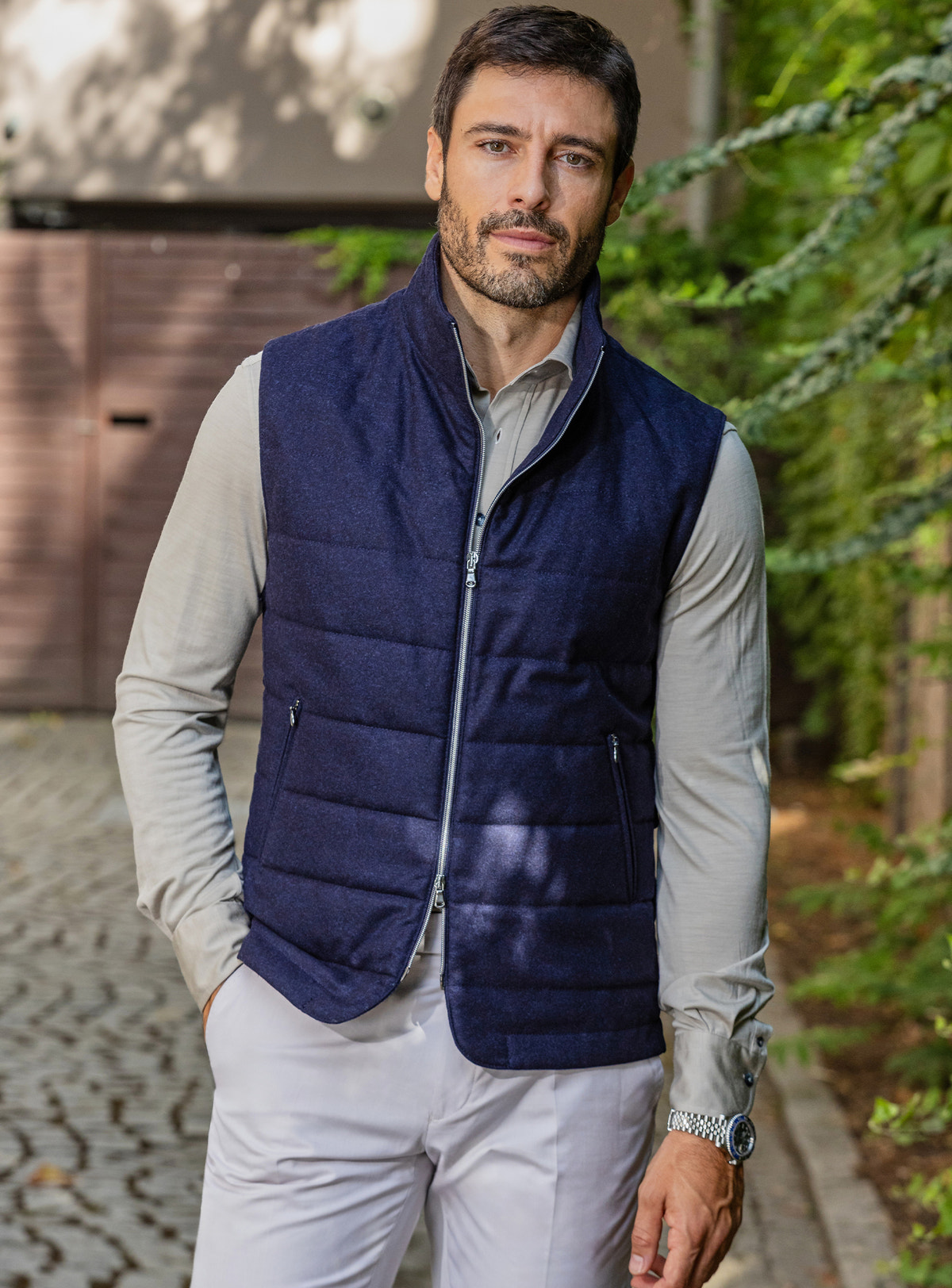 Consiglieri: navy quilted gilet over a grey shirt, with light trousers