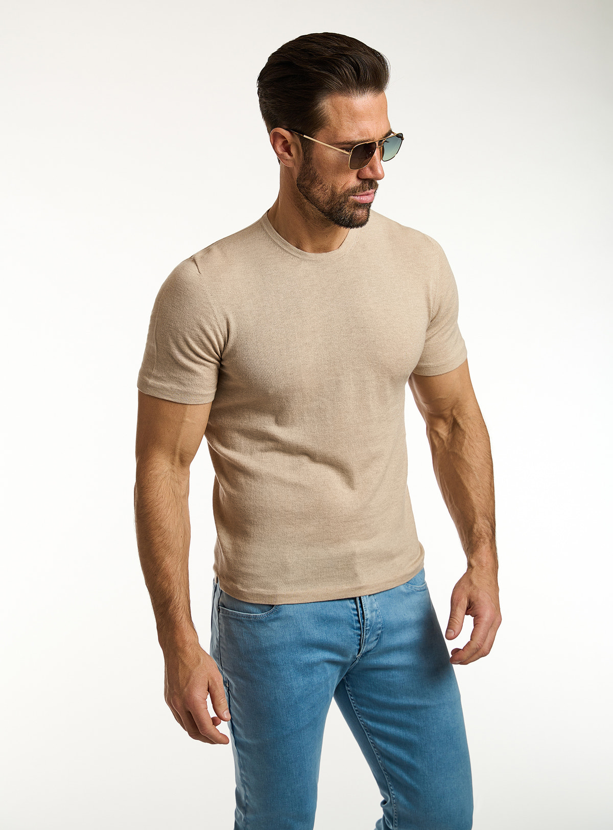 Consiglieri: beige crew-neck T-shirt with blue jeans