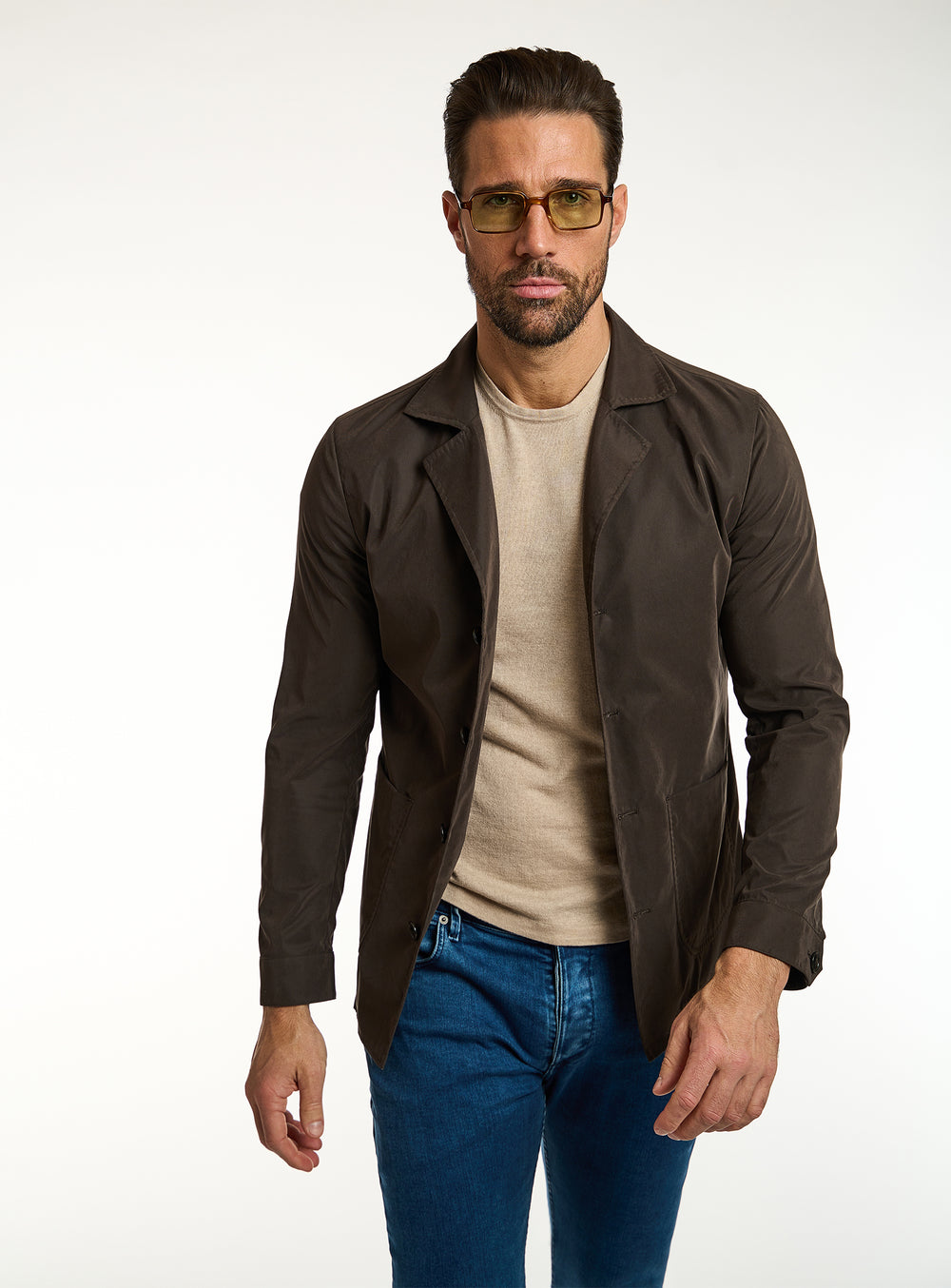 Consiglieri: dark brown lapel jacket with a beige T-shirt and blue jeans