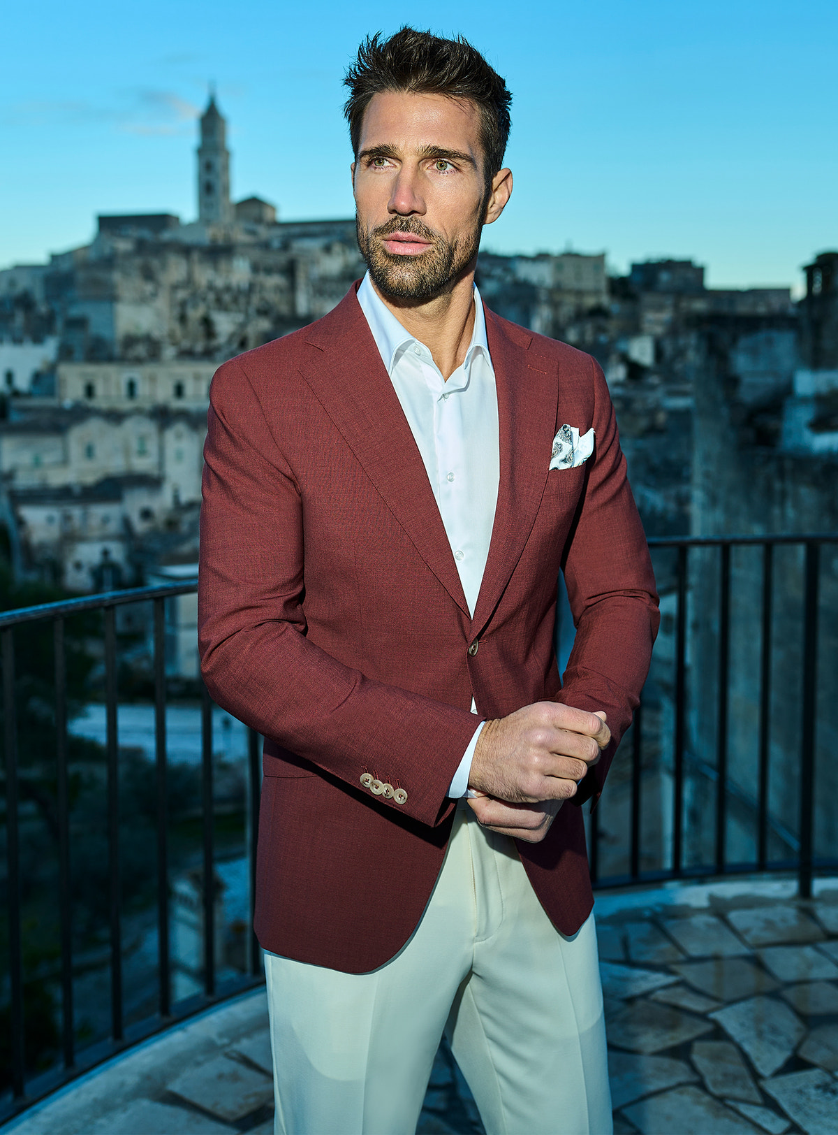 Consiglieri Genova Glamour: burgundy jacket with a white shirt and cream trousers