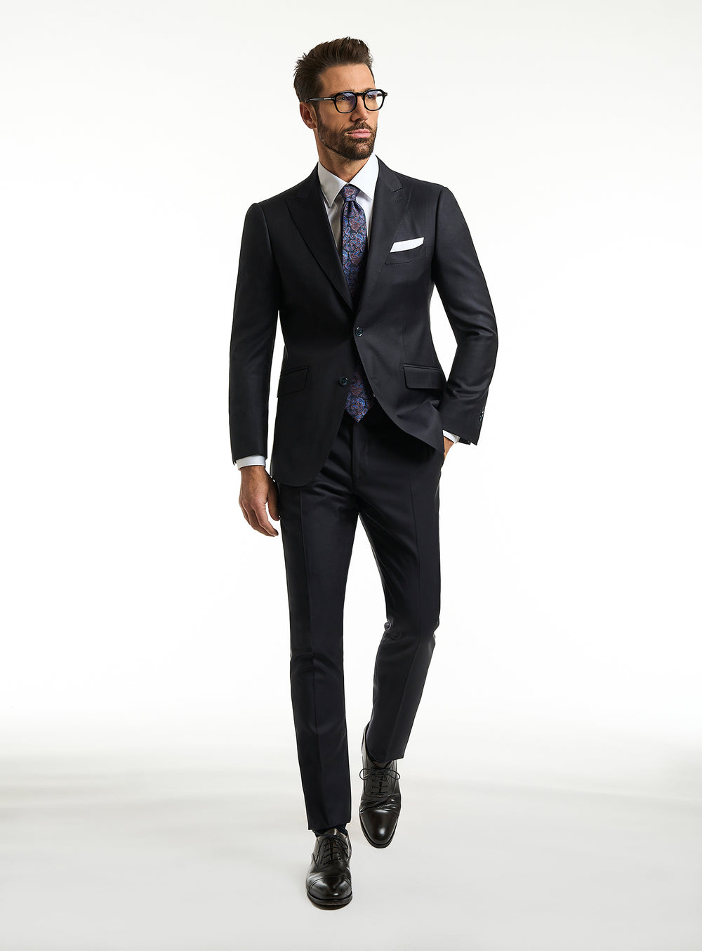 Consiglieri EliteExec: dark suit with a white shirt and patterned tie