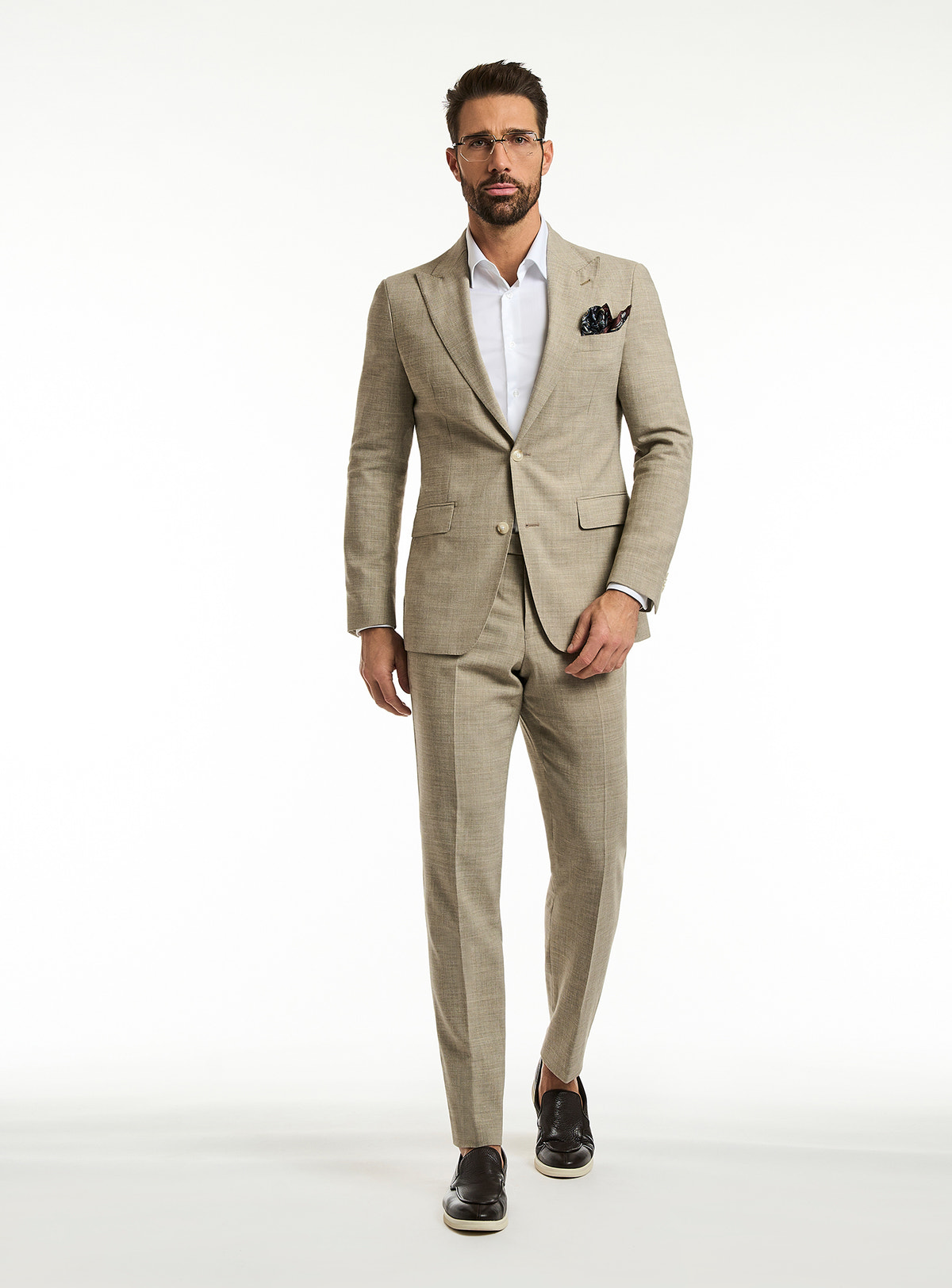 Consiglieri Saint-Tropez: textured beige suit with a white shirt and patterned pocket square