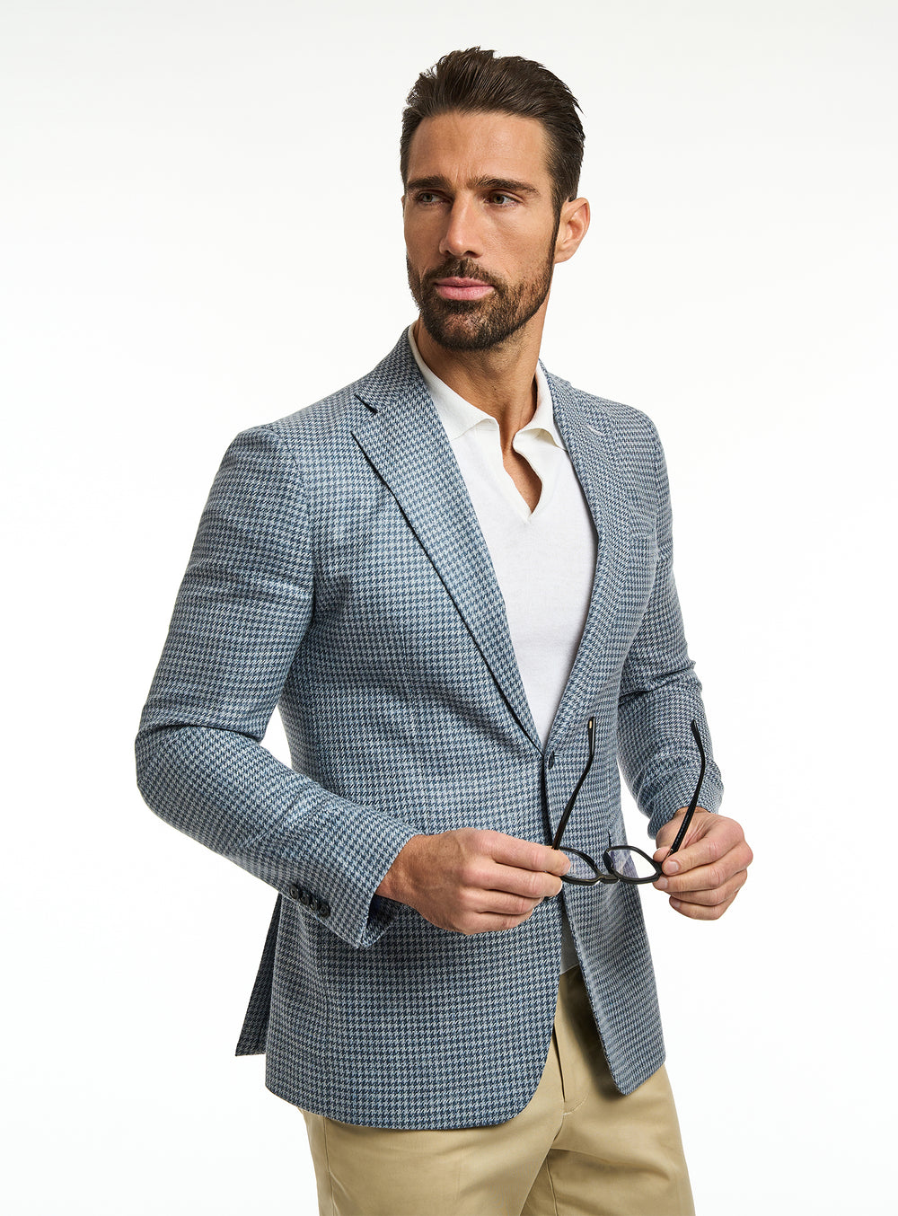 Consiglieri: light grey finely patterned jacket with a white polo and beige trousers