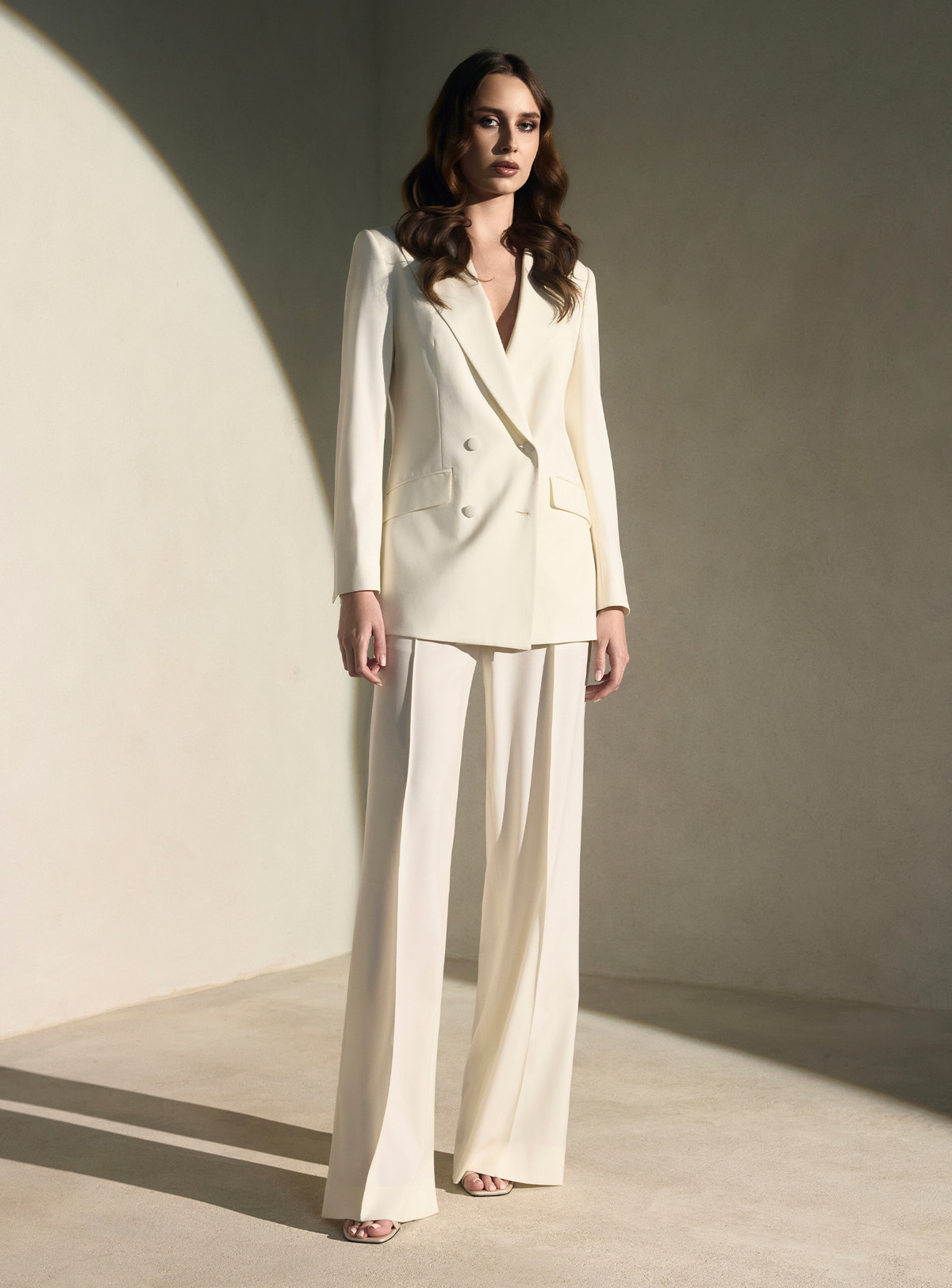 Ivory Consiglieri DONNA suit with a shawl-lapel double-breasted blazer and wide-leg trousers