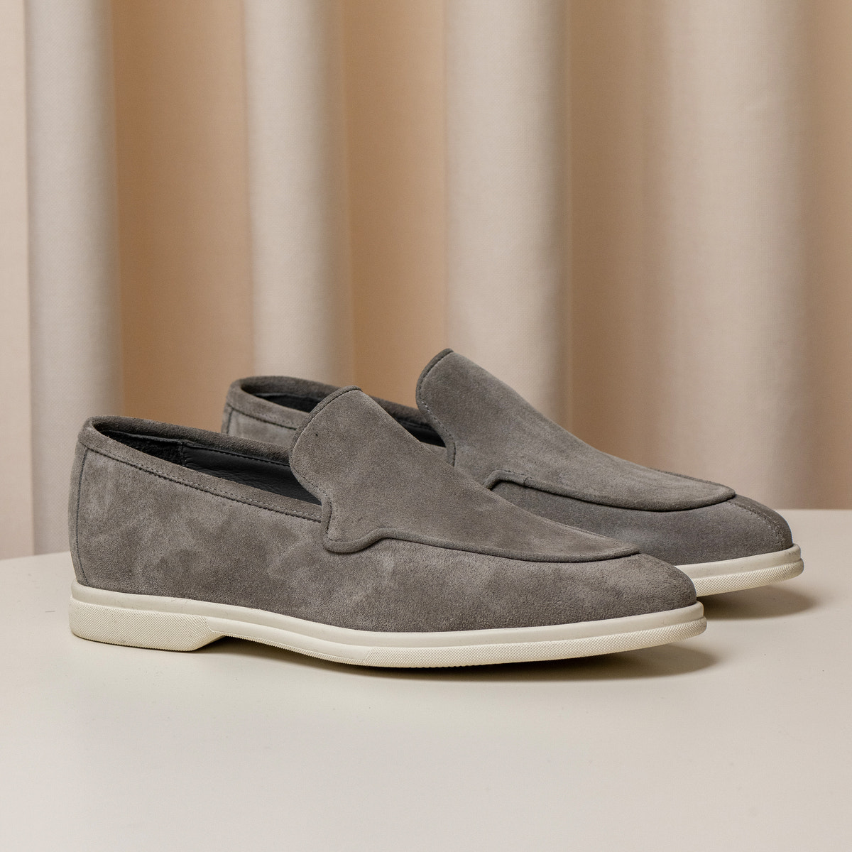 Consiglieri: grey loafers with a velvety texture and cream soles