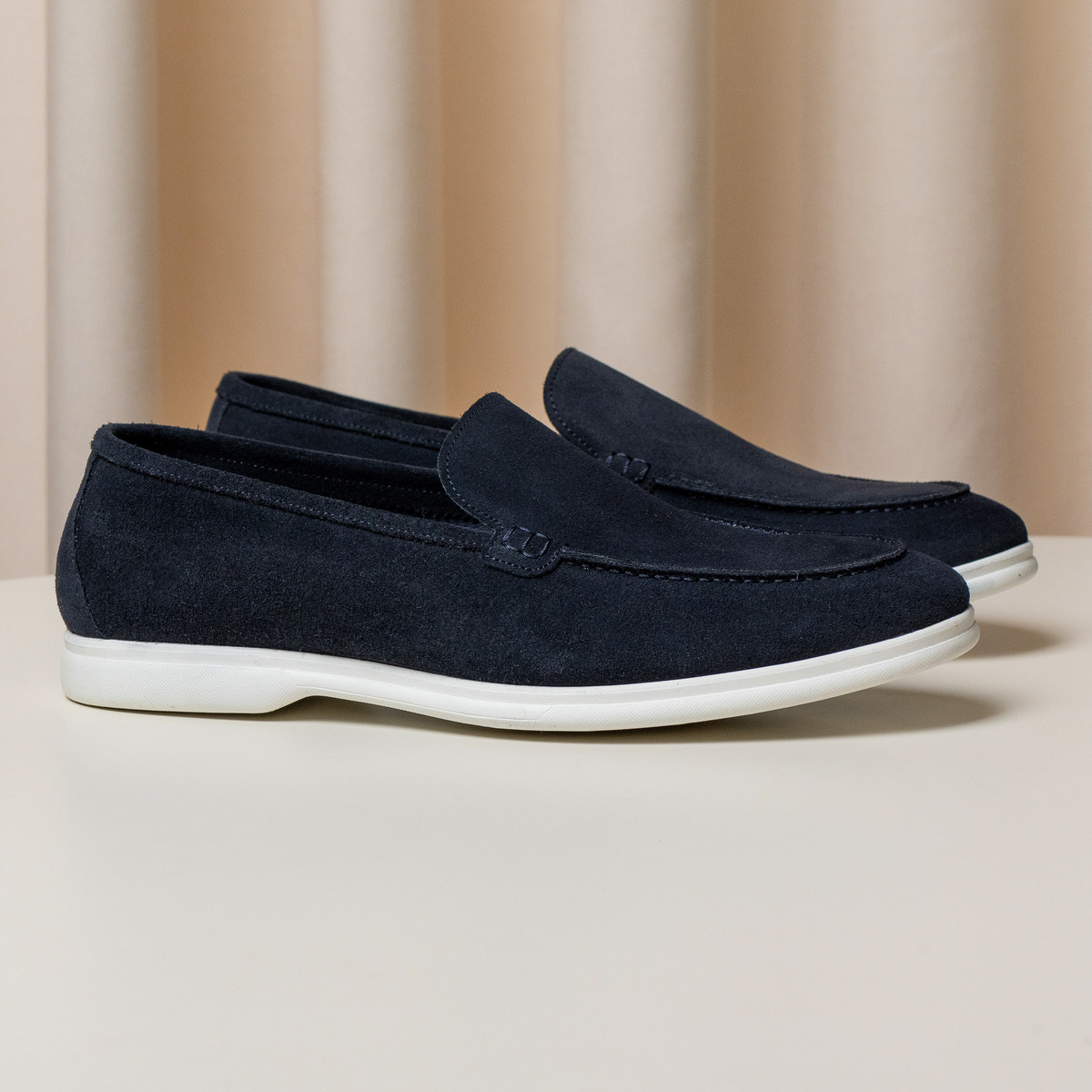 Consiglieri: navy loafers with a velvety texture and white soles