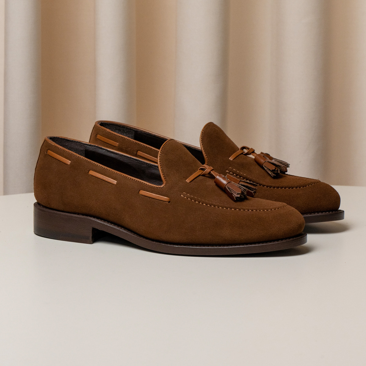 Consiglieri: brown tassel loafers with a velvety texture