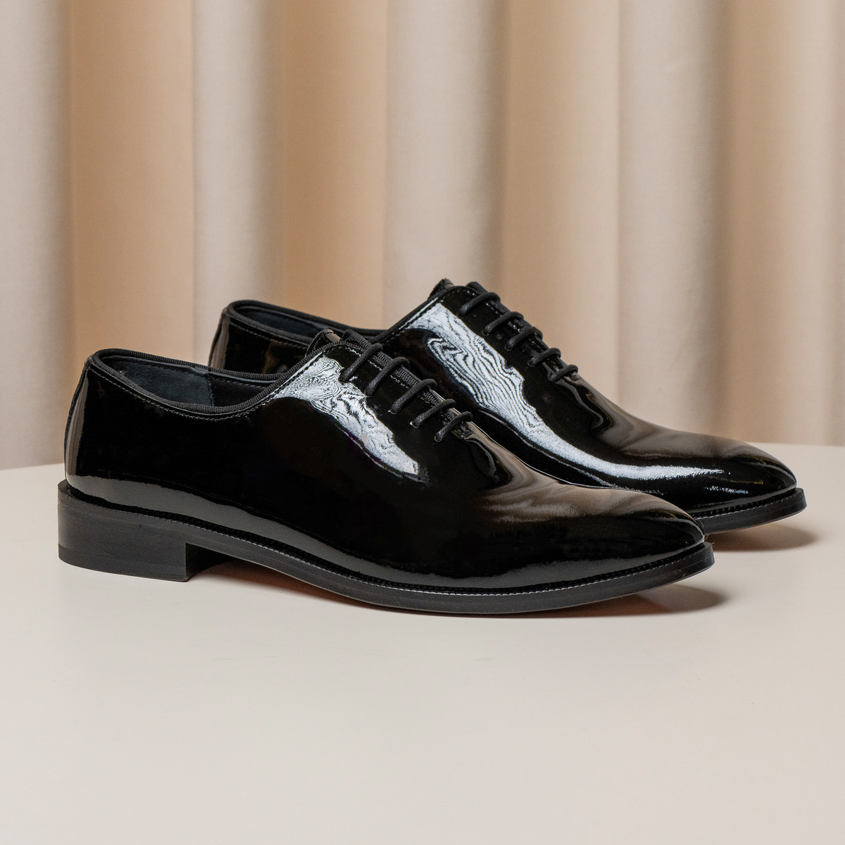 Consiglieri: black Oxford shoes with a high shine and fine laces