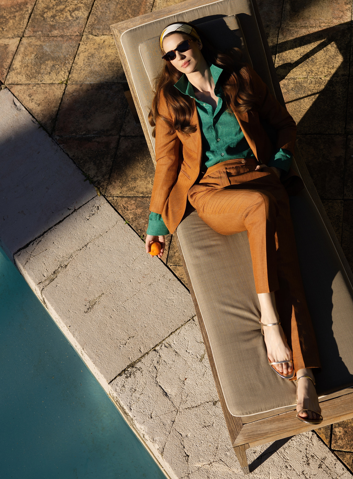 Caramel Consiglieri DONNA suit with tapered trousers, worn with a green shirt