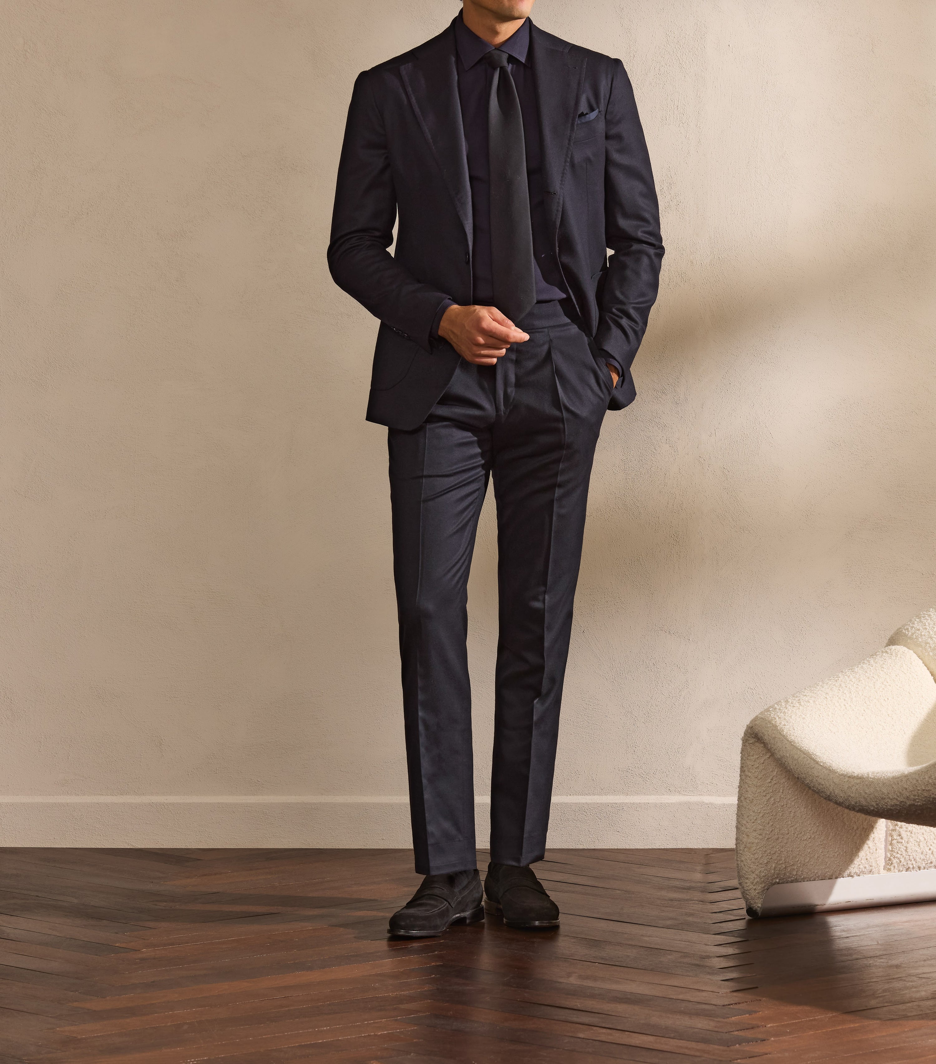 Evening elegance in a relaxed key — dressed up, without ceremony.
