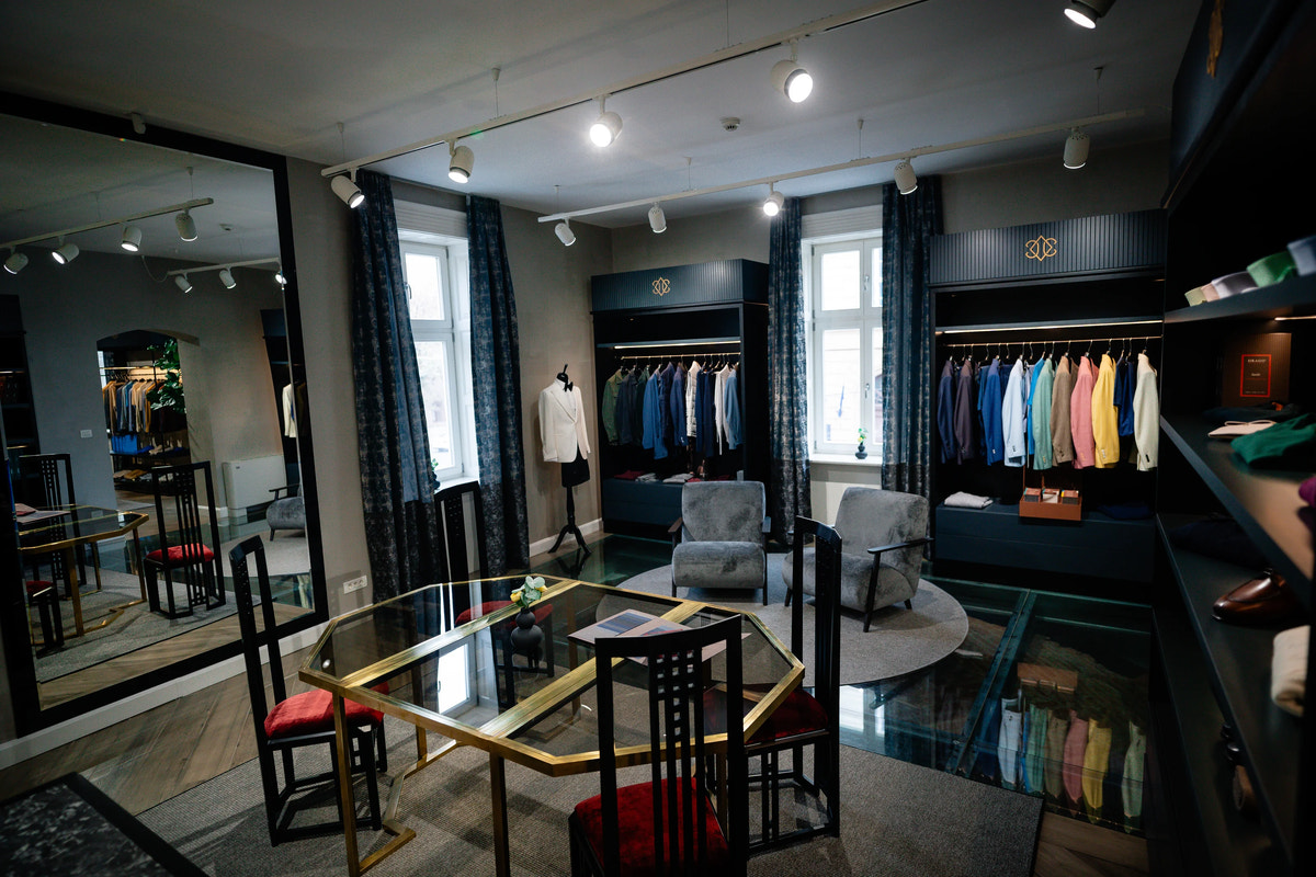 A wide view of the meeting room and lounge.