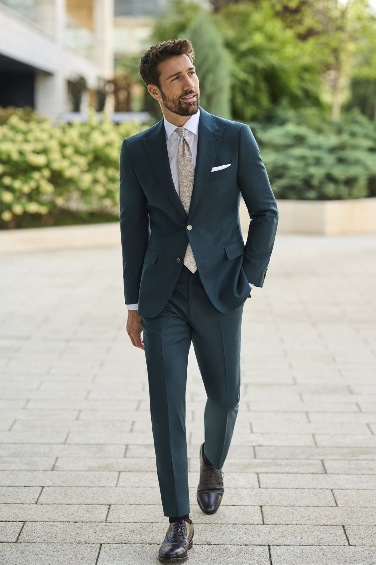 Consiglieri Zurich: dark green suit with a shaped jacket, white shirt and light tie