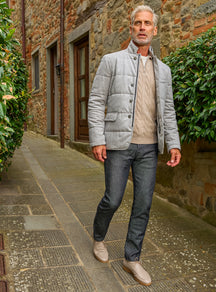 Consiglieri: dark grey jeans with a light grey quilted jacket