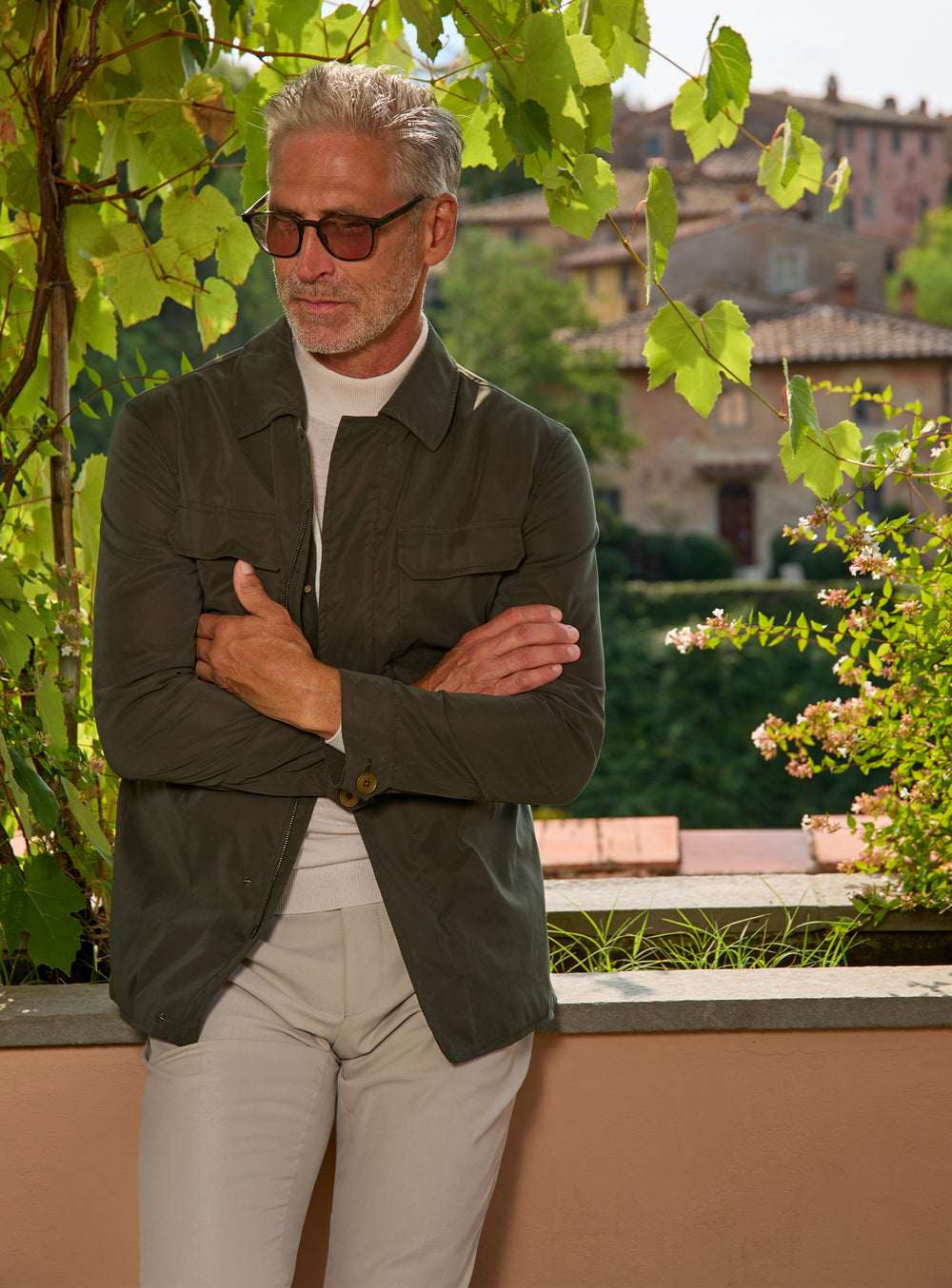 Consiglieri: dark green jacket with a grey roll-neck and beige trousers