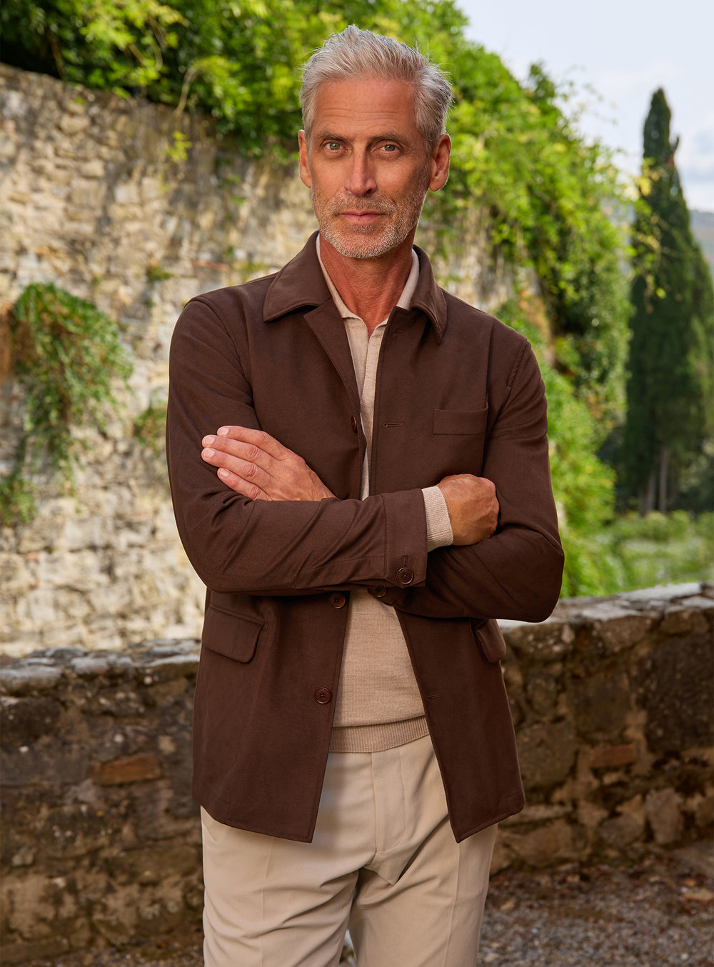 Consiglieri: dark brown jacket with a classic collar and cream trousers