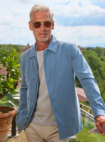 Consiglieri: light blue button-front jacket with a grey T-shirt and beige trousers