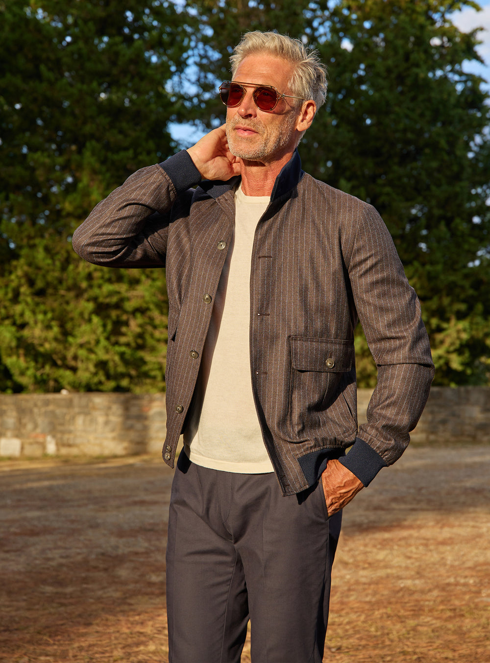 Consiglieri: dark brown bomber jacket with an ivory T-shirt and matching trousers