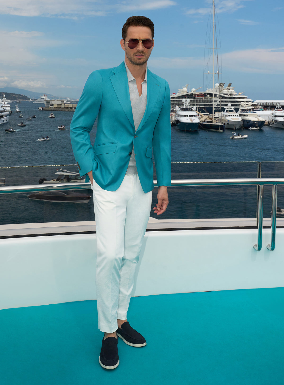 Consiglieri yacht look with a turquoise jacket, ivory trousers and dark loafers