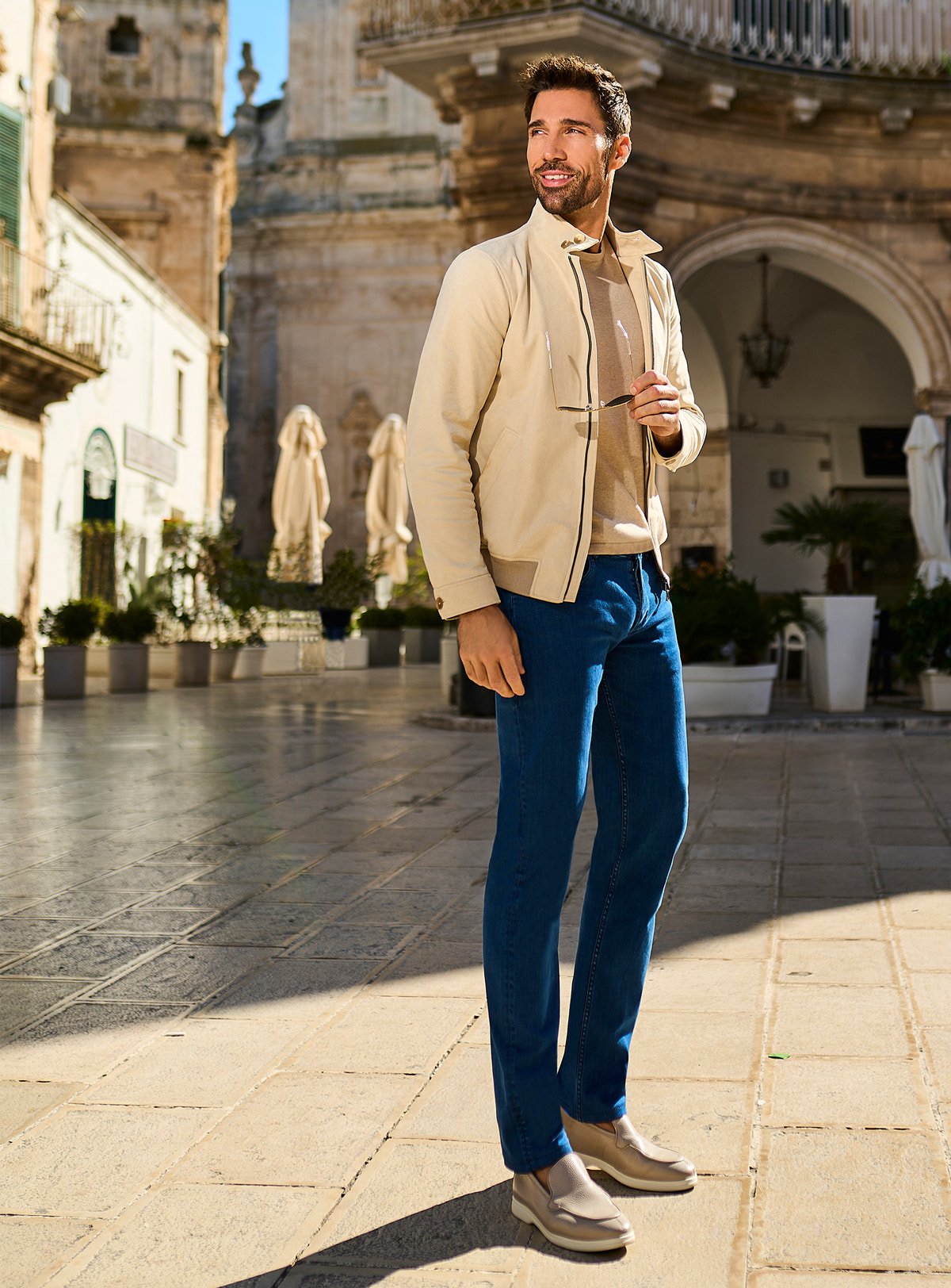 Consiglieri: blue jeans with a cream jacket and neutral knitwear