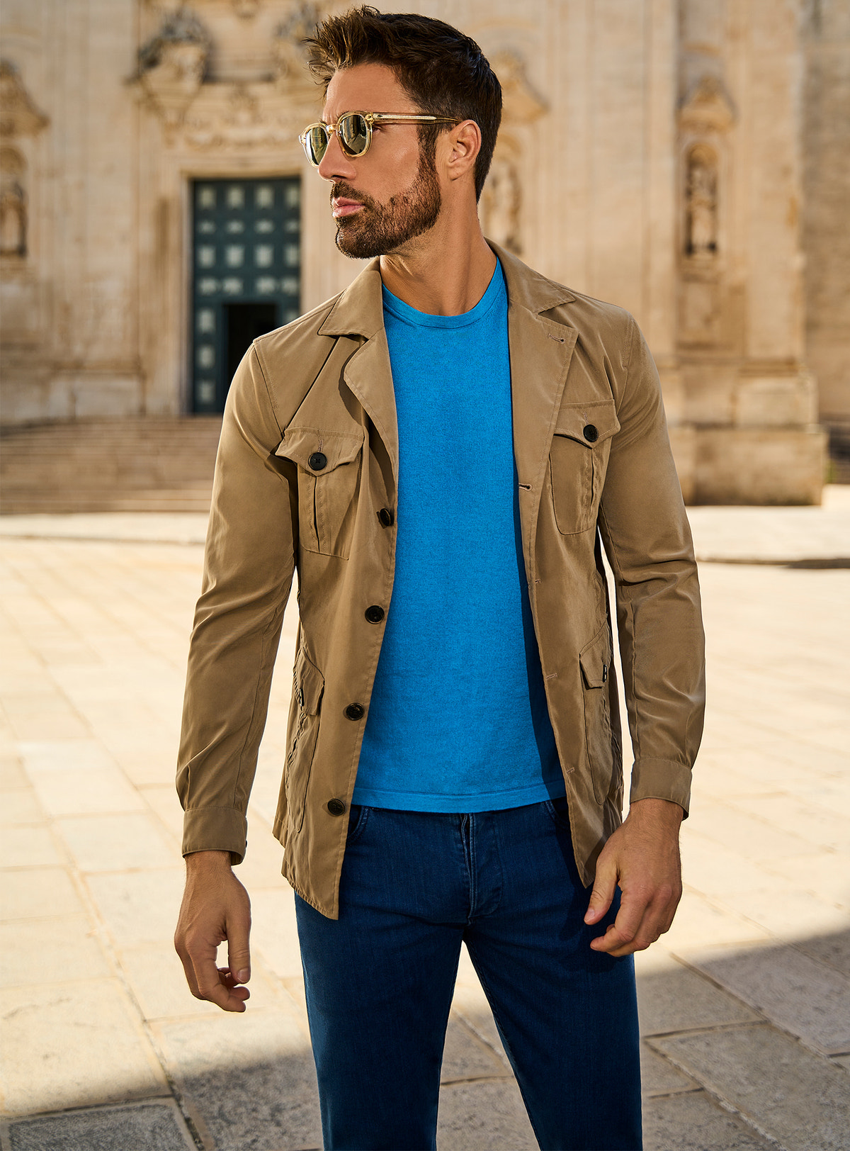 Consiglieri: blue jeans with a camel jacket and blue T-shirt