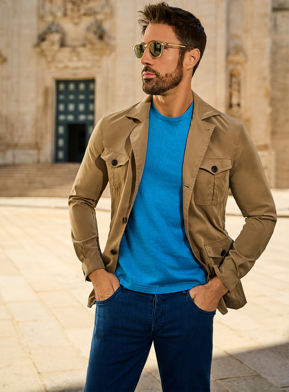Consiglieri Bologna: camel safari jacket with a blue T-shirt and blue trousers