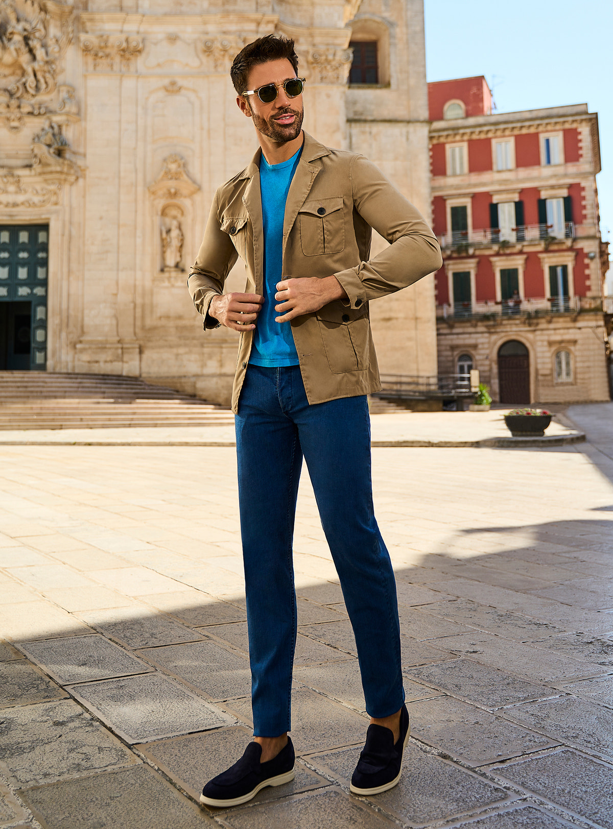 Consiglieri Bologna: camel safari jacket with a blue T-shirt and blue trousers