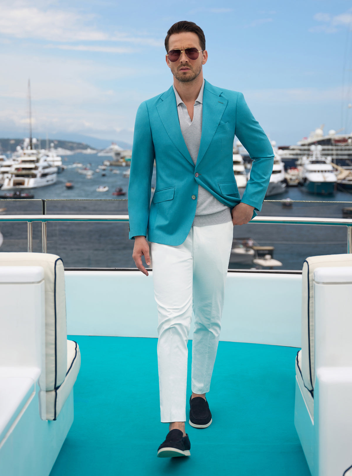 Consiglieri yacht look with a turquoise jacket, ivory trousers and dark loafers