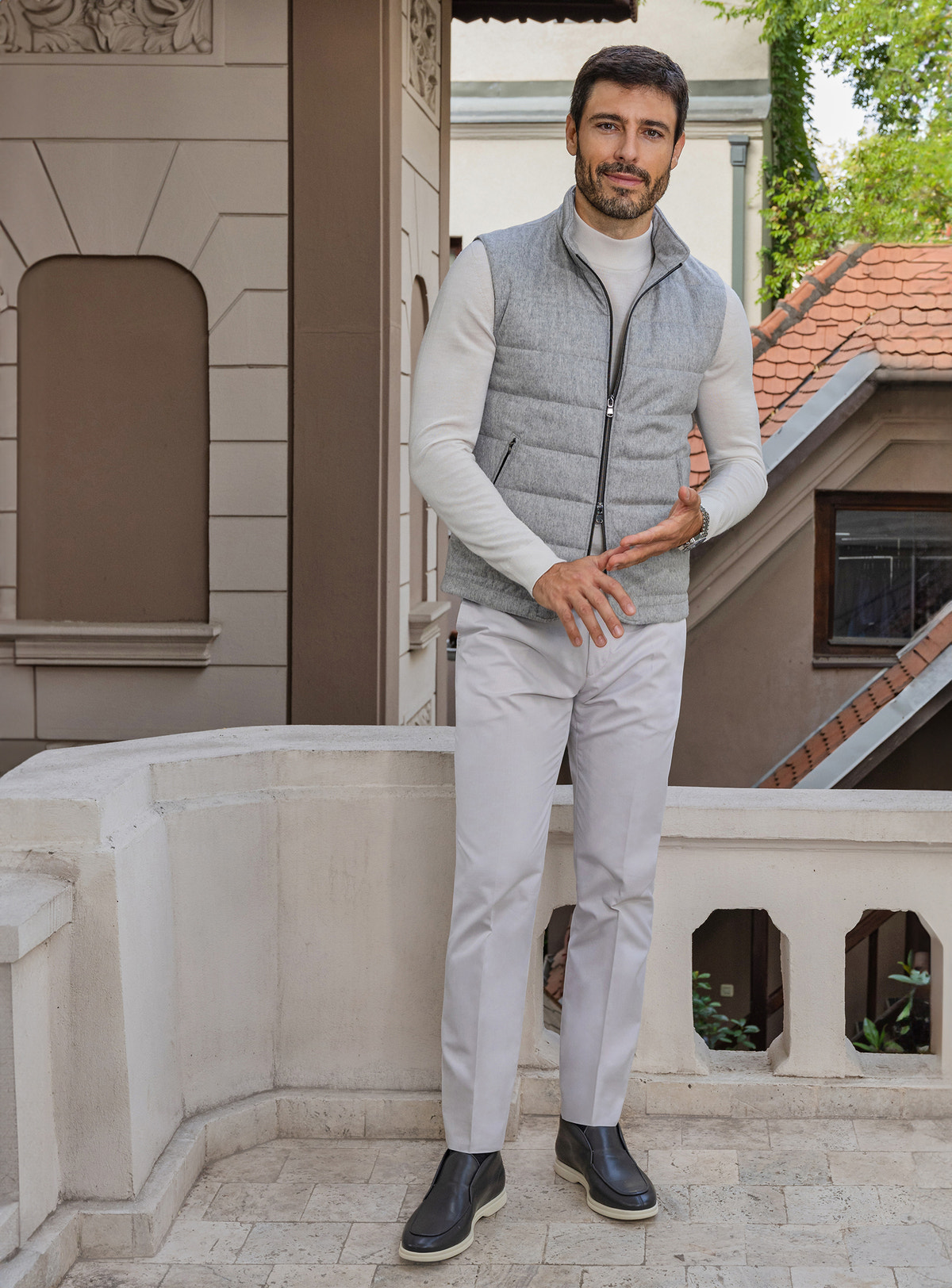 Consiglieri: light grey quilted gilet over an ivory sweater