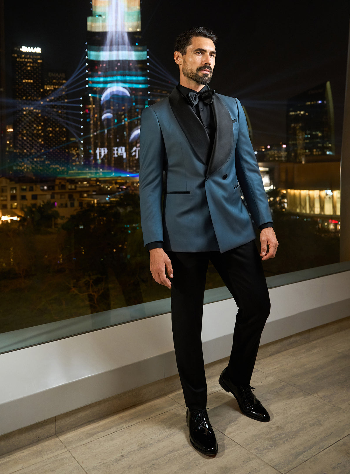 Consiglieri evening look with a petrol blue dinner jacket and black trousers