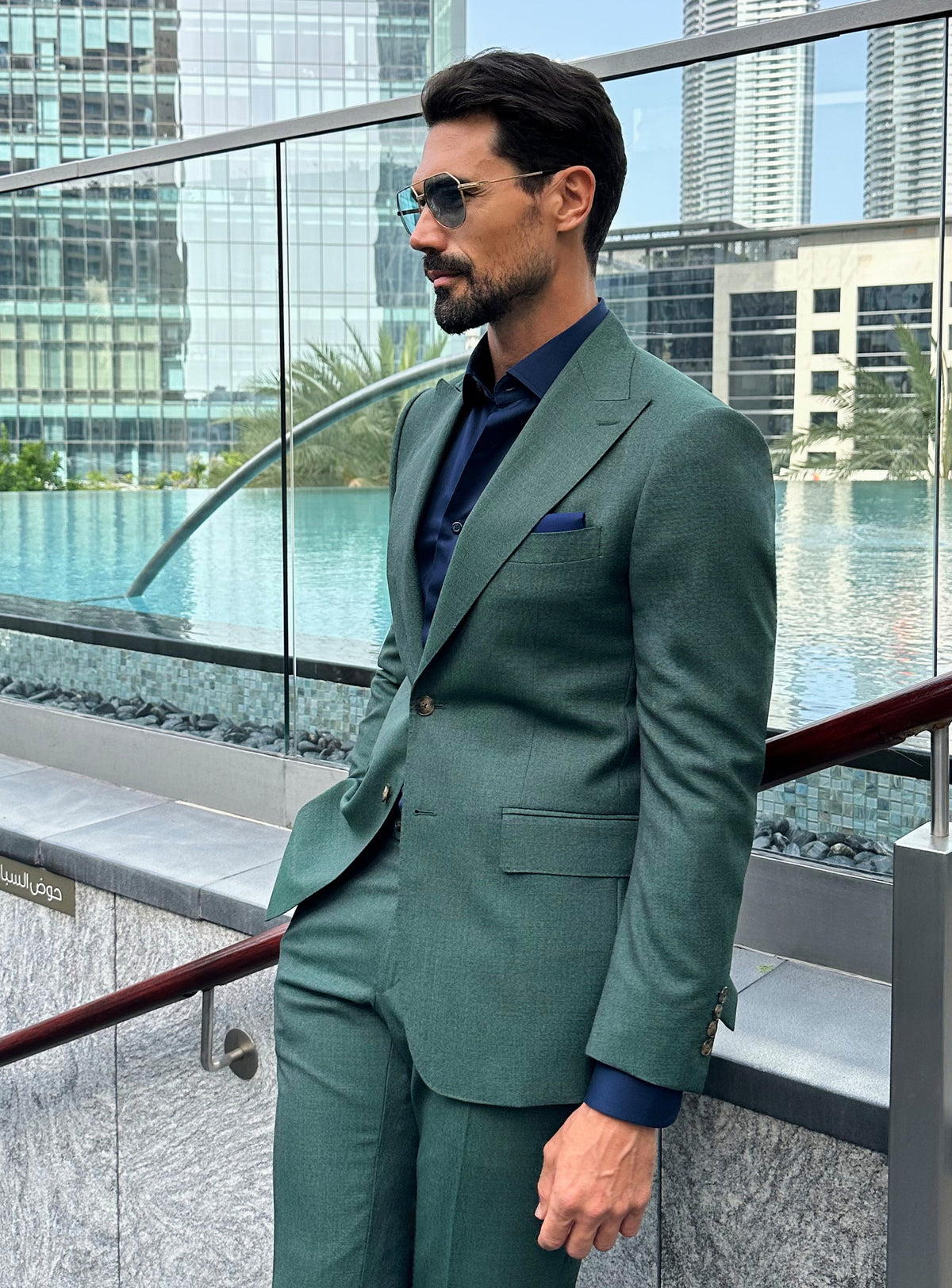Consiglieri Prestige Charisma: green suit with a navy shirt in an urban setting