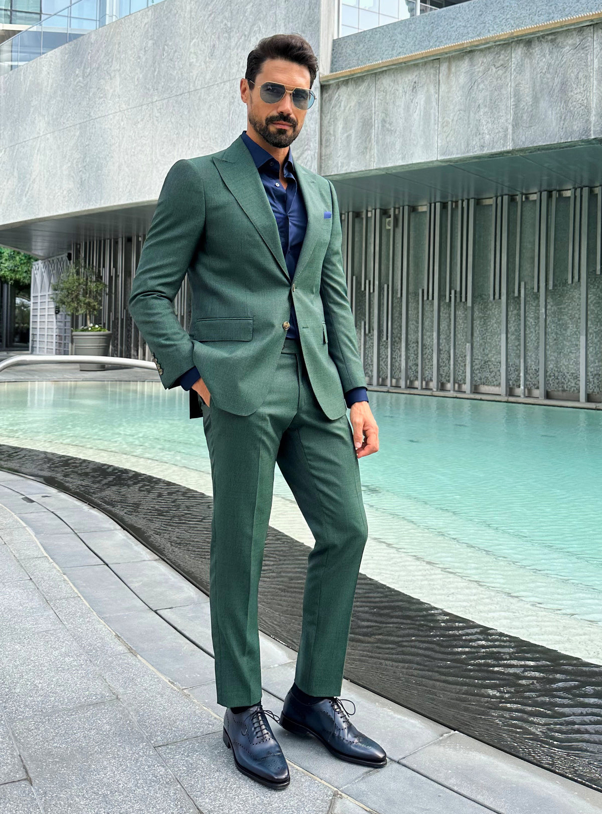 Consiglieri Prestige Charisma: green suit with a navy shirt in an urban setting