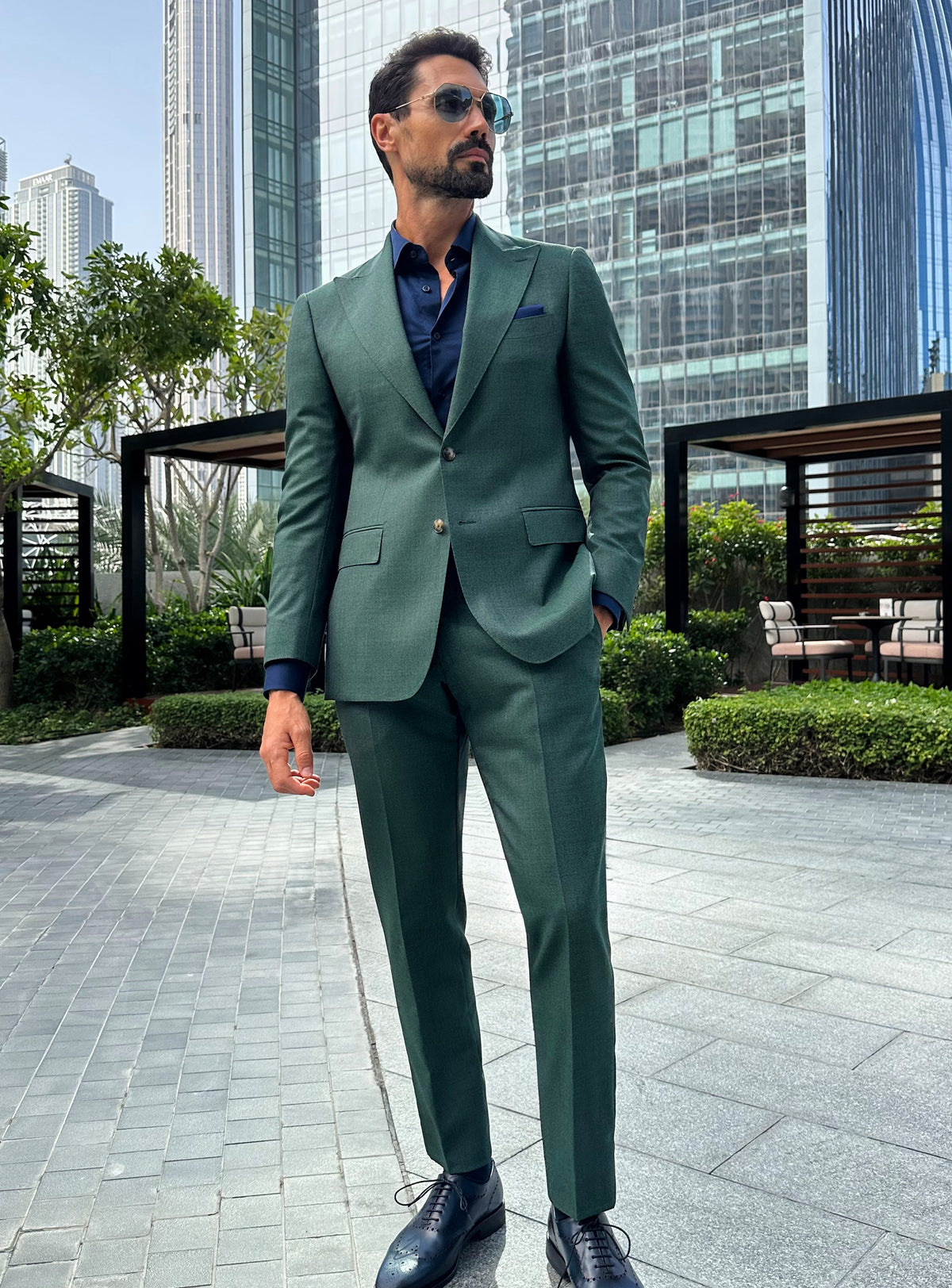 Consiglieri Prestige Charisma: green suit with a navy shirt in an urban setting