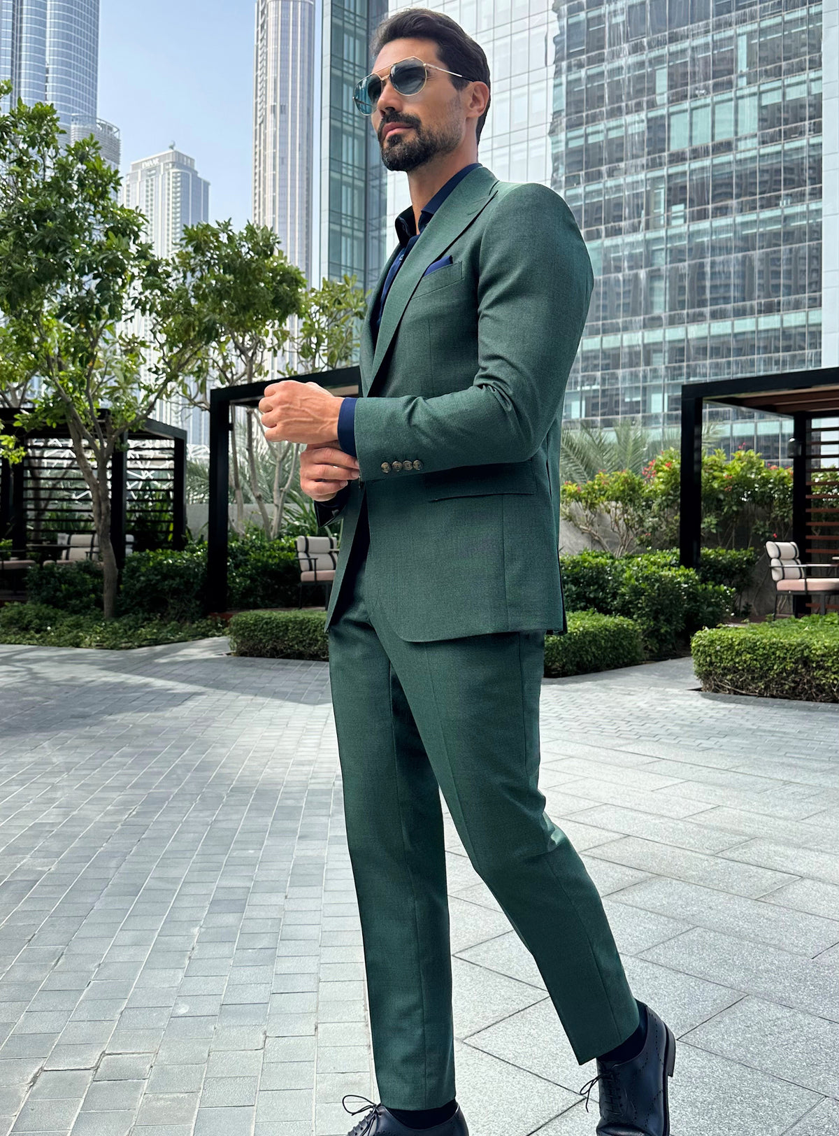 Consiglieri Prestige Charisma: green suit with a navy shirt in an urban setting