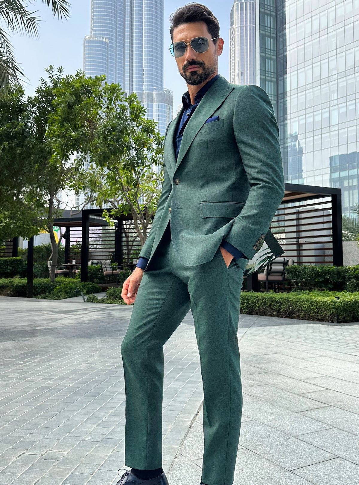 Consiglieri Prestige Charisma: green suit with a navy shirt in an urban setting