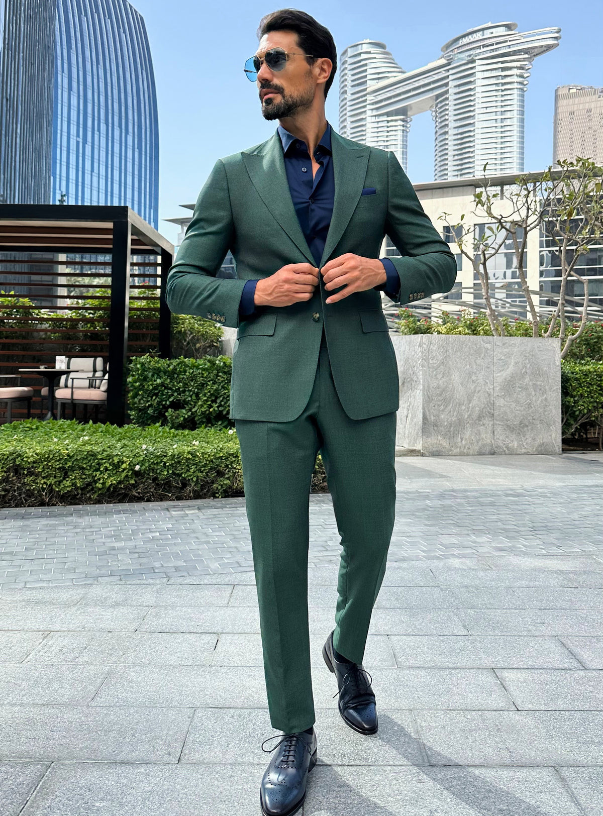 Consiglieri Prestige Charisma: green suit with a navy shirt in an urban setting