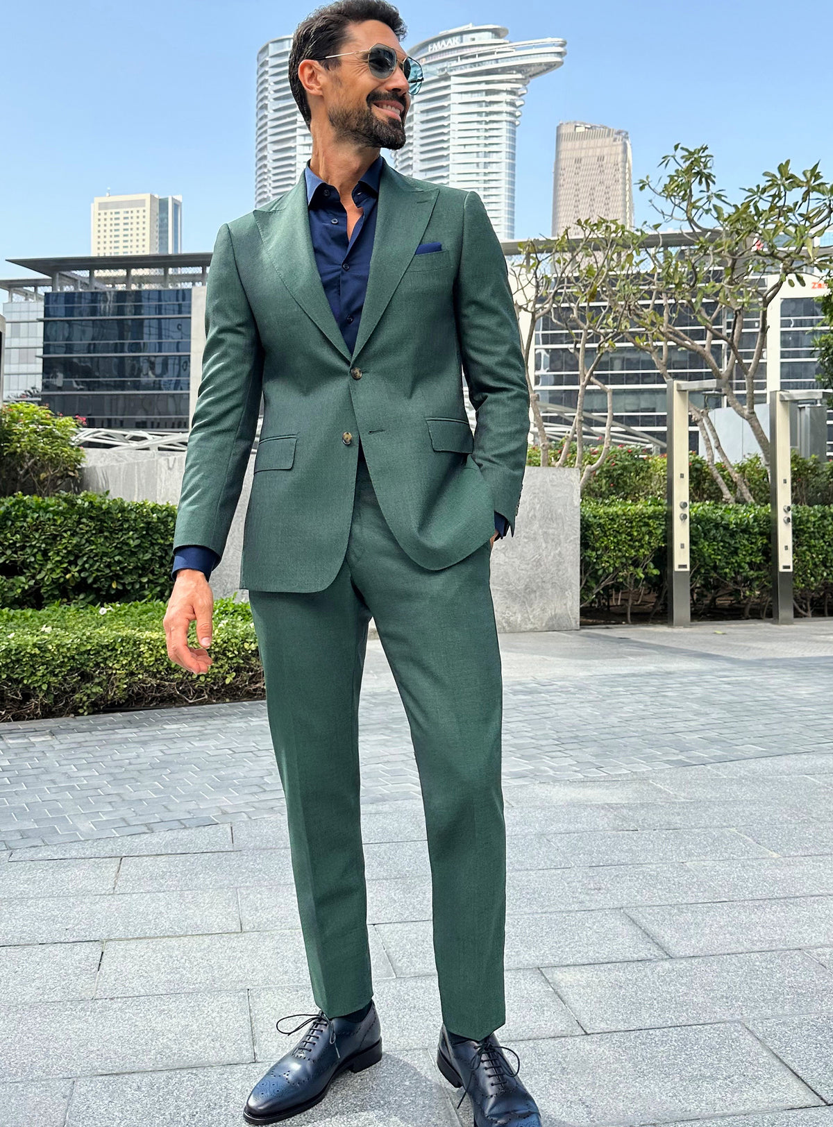 Consiglieri Prestige Charisma: green suit with a navy shirt in an urban setting