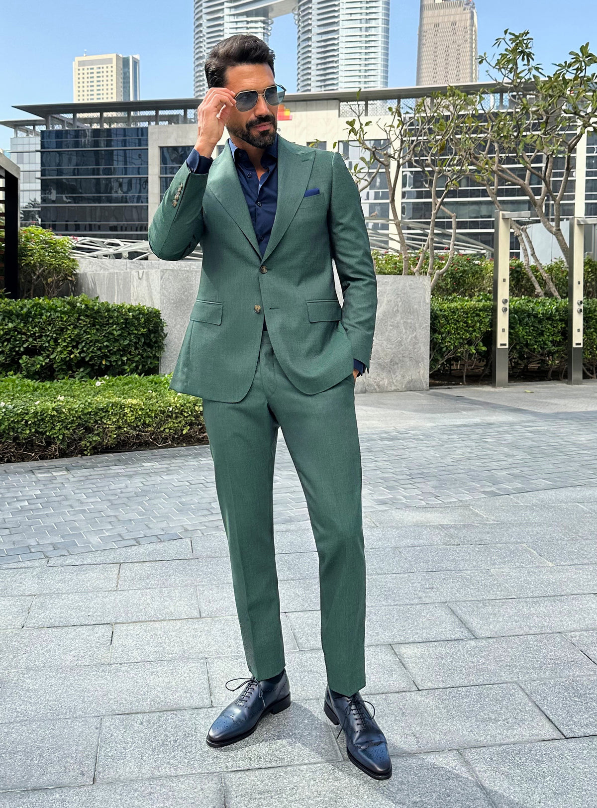 Consiglieri Prestige Charisma: green suit with a navy shirt in an urban setting