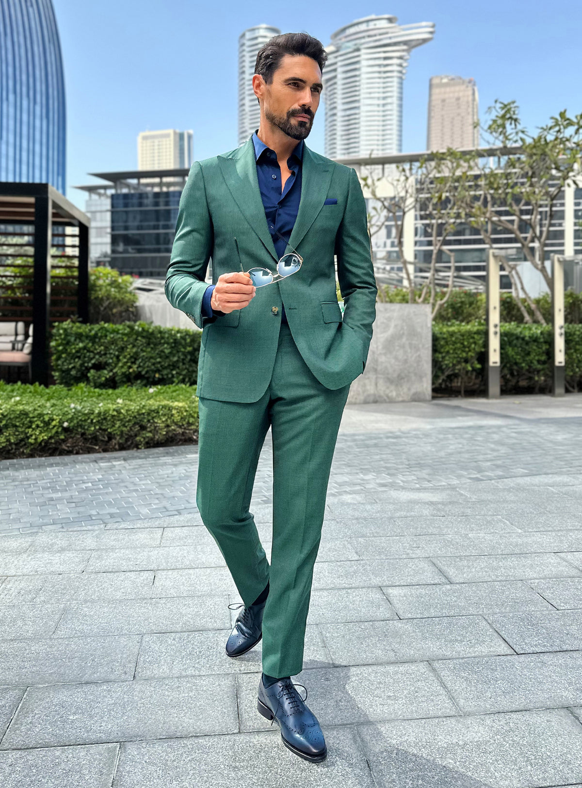 Consiglieri Prestige Charisma: green suit with a navy shirt in an urban setting