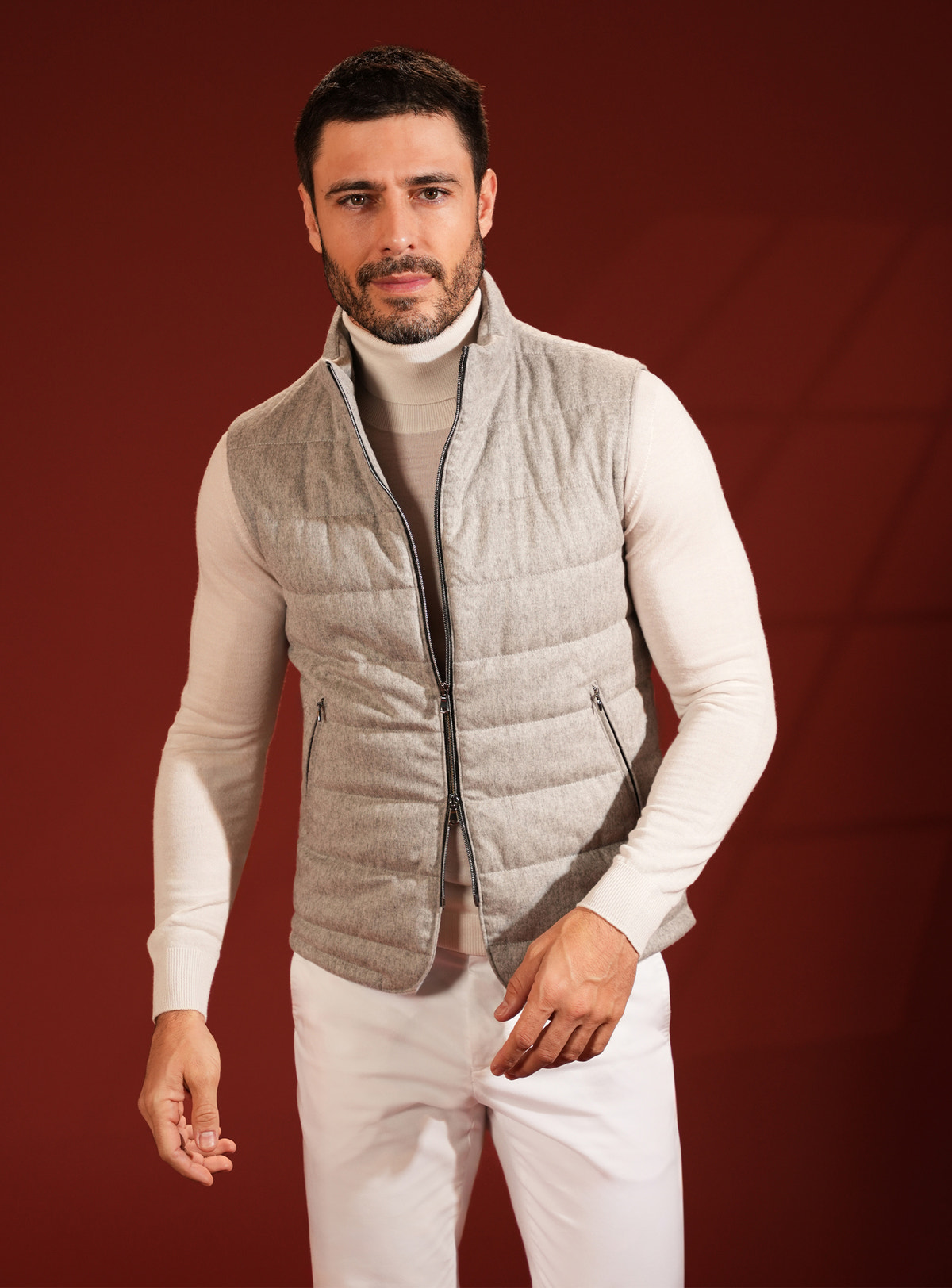 Grey-beige quilted Consiglieri vest with a zip and an ivory turtleneck