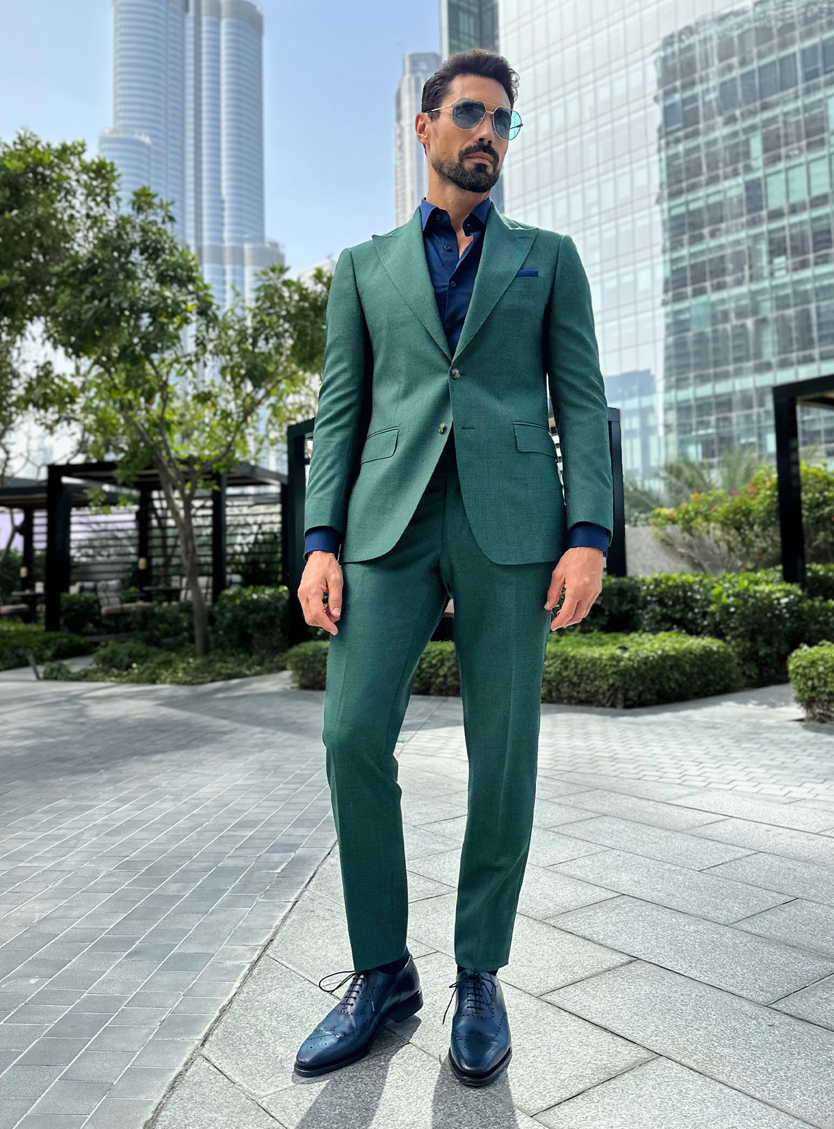 Consiglieri Prestige Charisma: green suit with a navy shirt in an urban setting