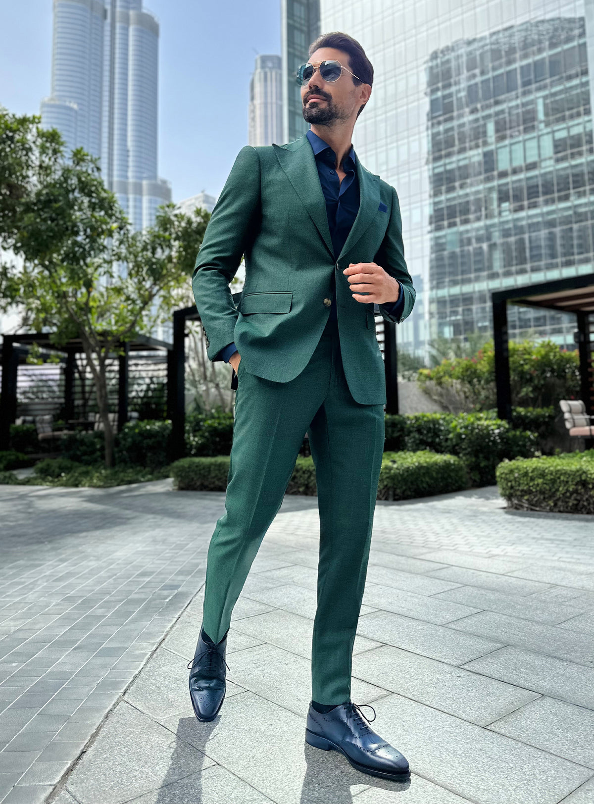 Consiglieri Prestige Charisma: green suit with a navy shirt in an urban setting