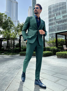 Consiglieri Prestige Charisma: green suit with a navy shirt in an urban setting