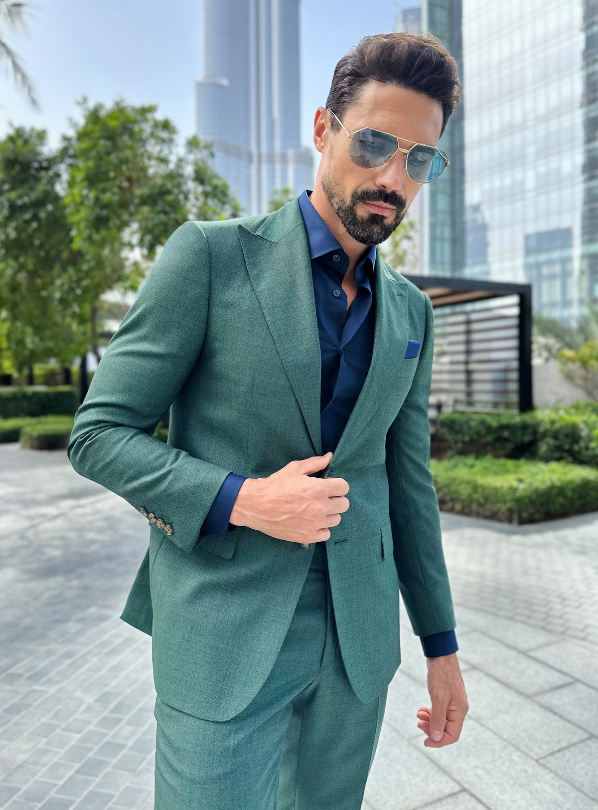 Consiglieri Prestige Charisma: green suit with a navy shirt in an urban setting