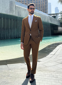Consiglieri Sovereign Allure: ochre suit with a white shirt, patterned tie and white pocket square