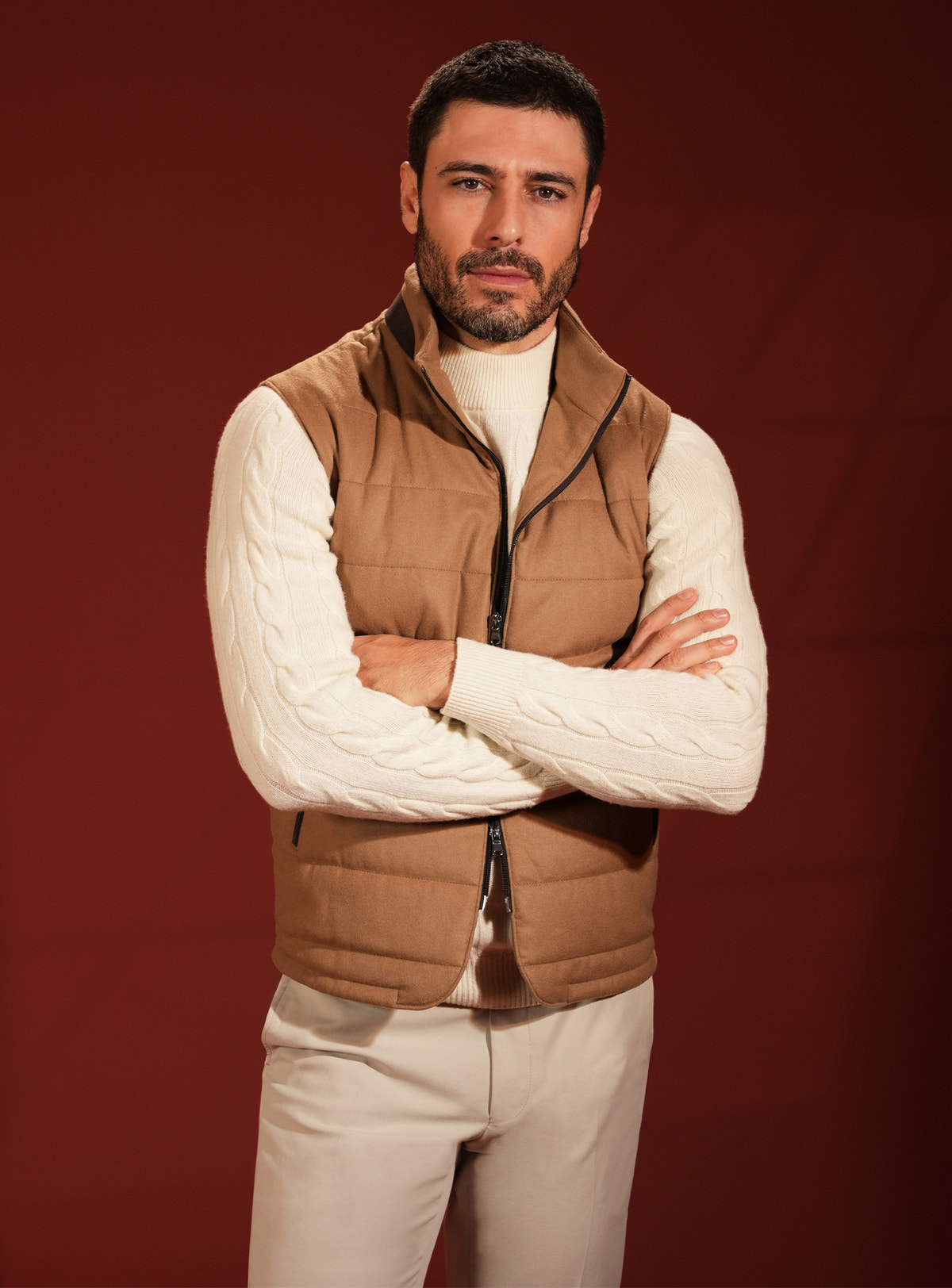 Camel quilted Consiglieri vest with a dark zip and a raised collar