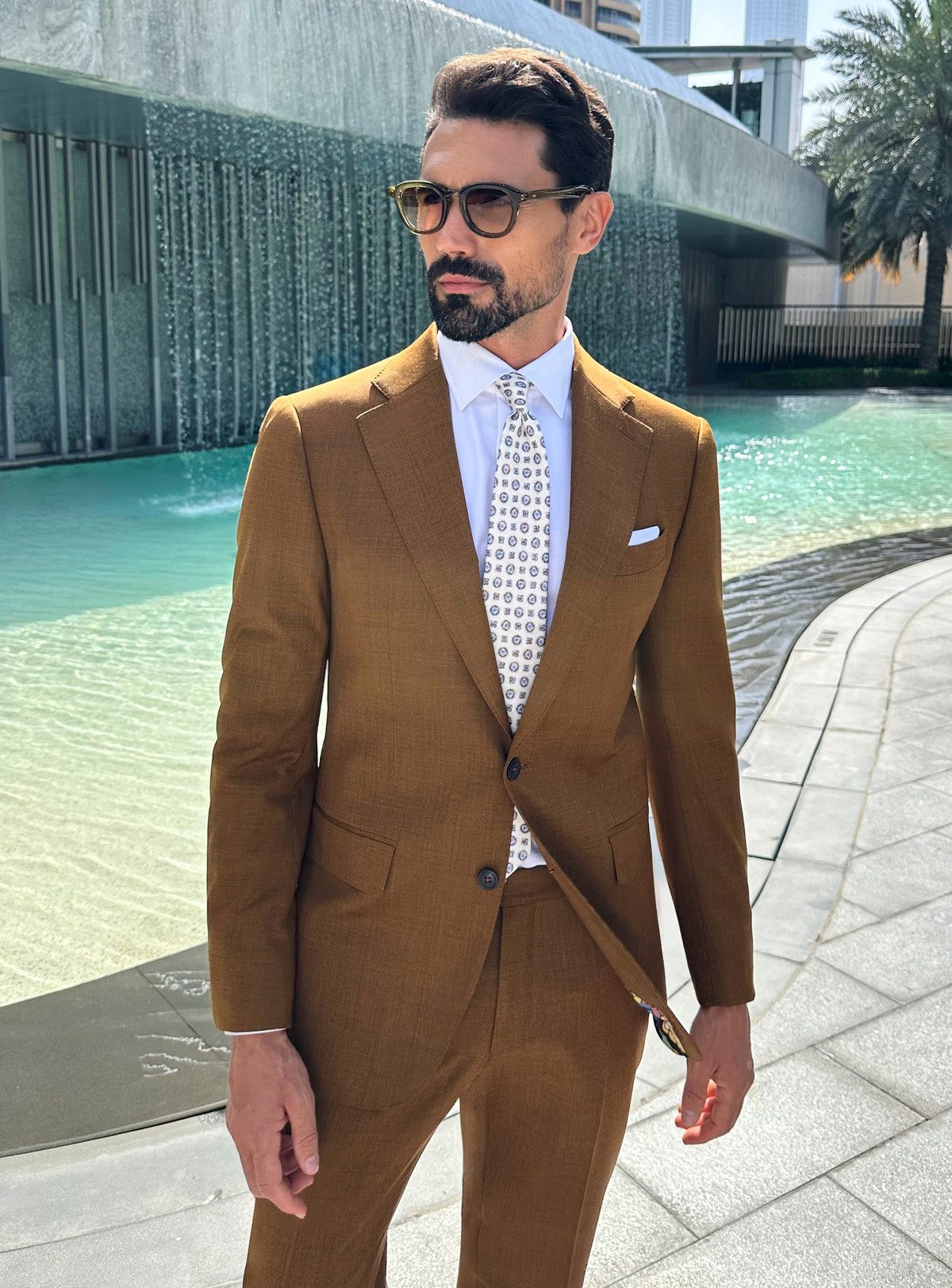Consiglieri Sovereign Allure: ochre suit with a white shirt, patterned tie and white pocket square