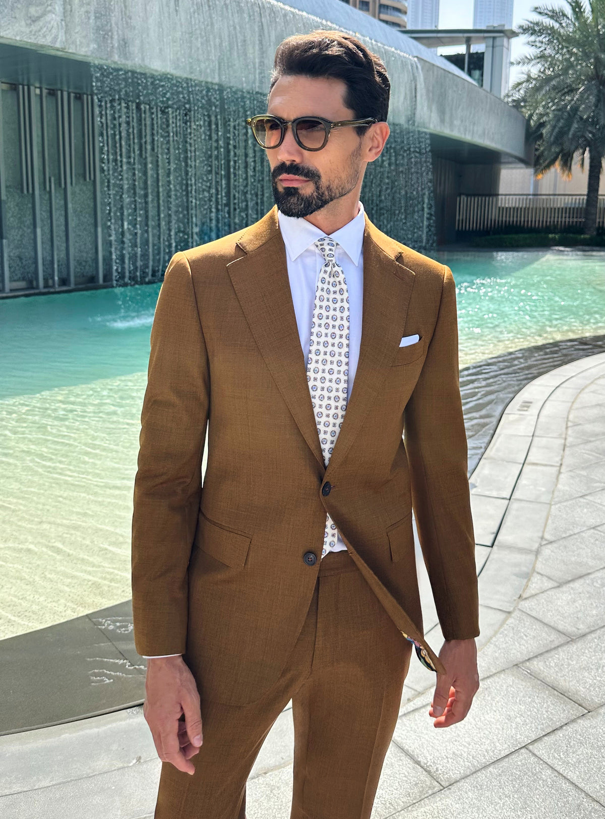 Consiglieri Sovereign Allure: ochre suit with a white shirt, patterned tie and white pocket square