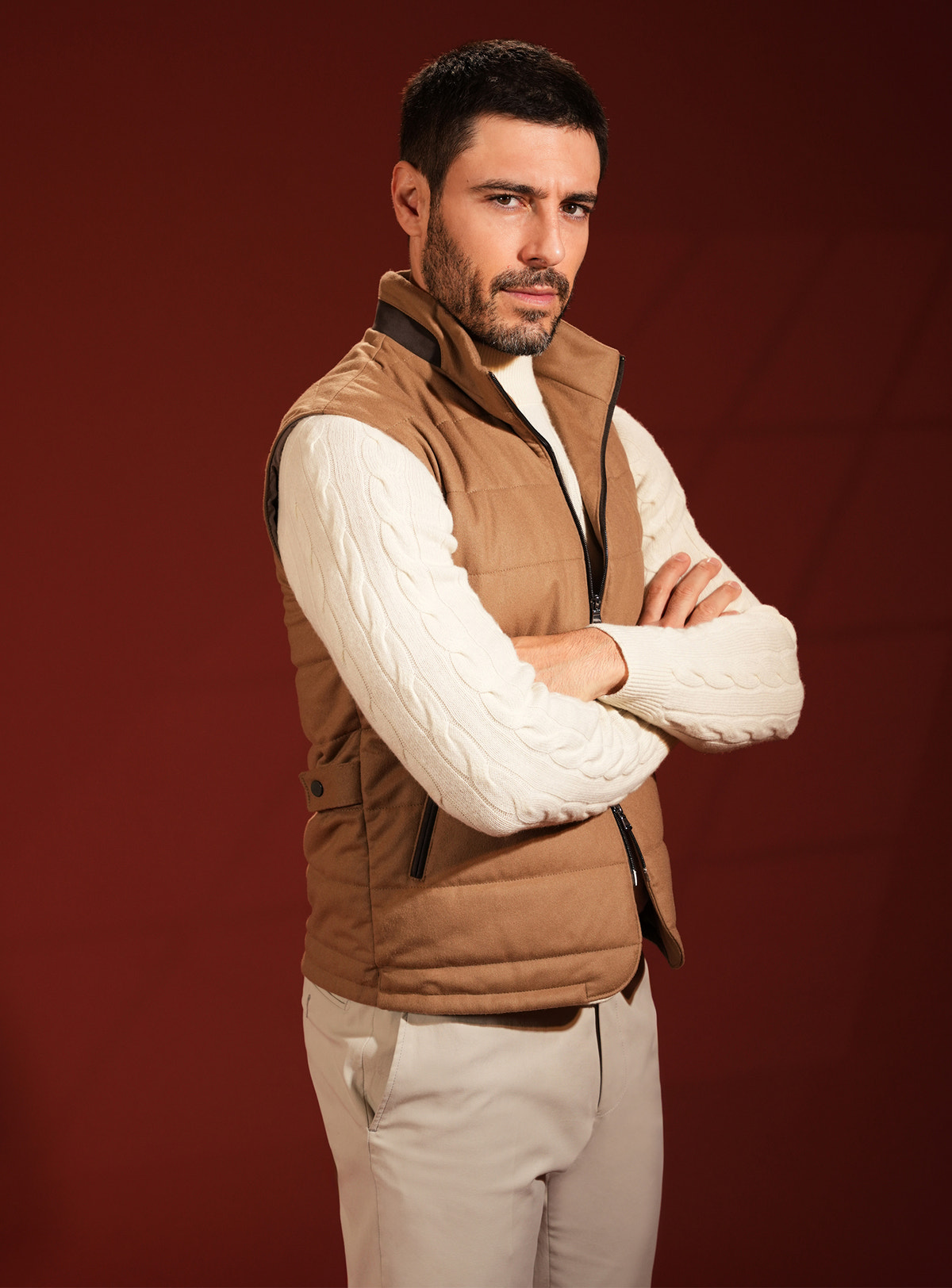 Camel quilted Consiglieri vest with a dark zip and a raised collar