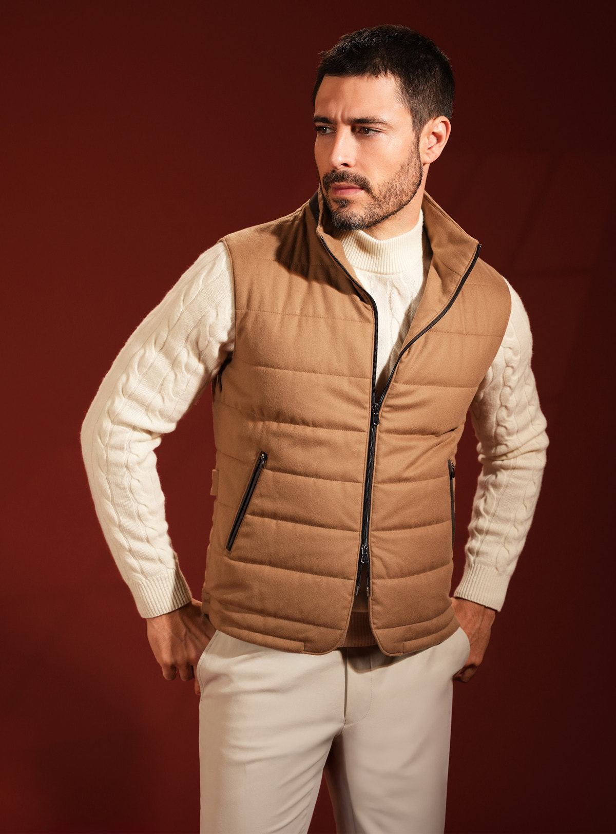 Camel quilted Consiglieri vest with a dark zip and a raised collar