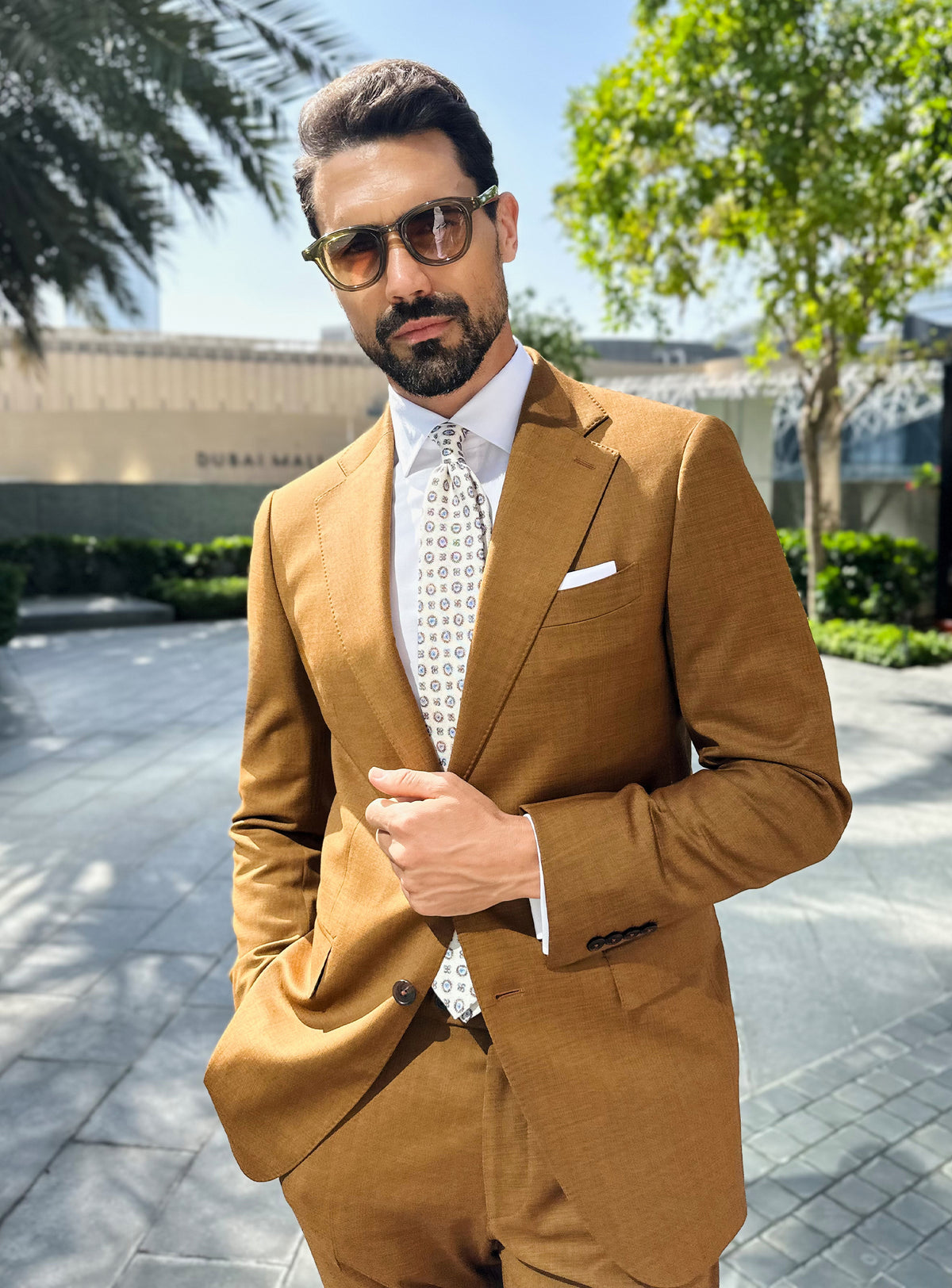 Consiglieri Sovereign Allure: ochre suit with a white shirt, patterned tie and white pocket square